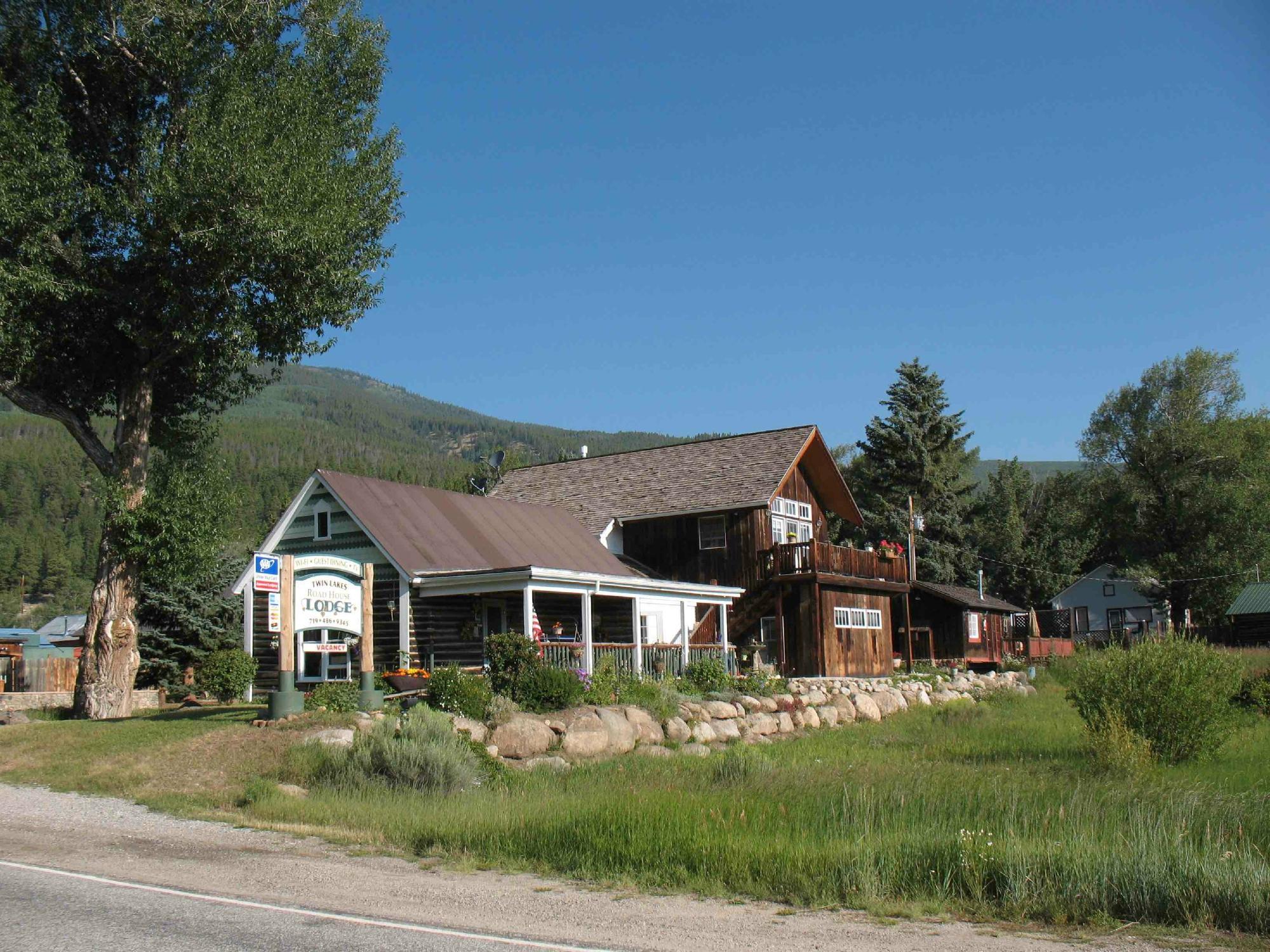Twin Lakes Roadhouse Lodge And Cabins