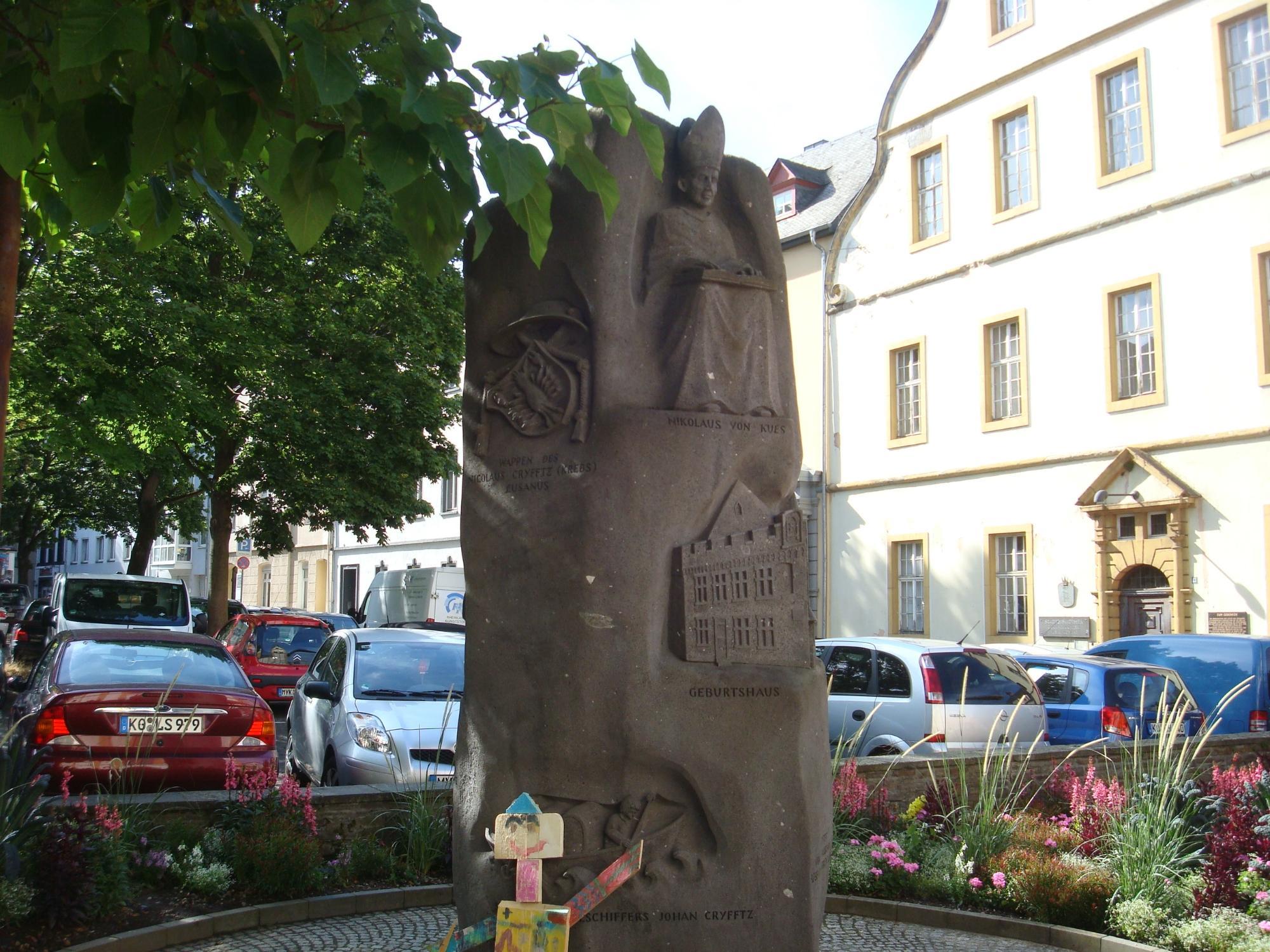 Nikolaus von Kues Denkmal