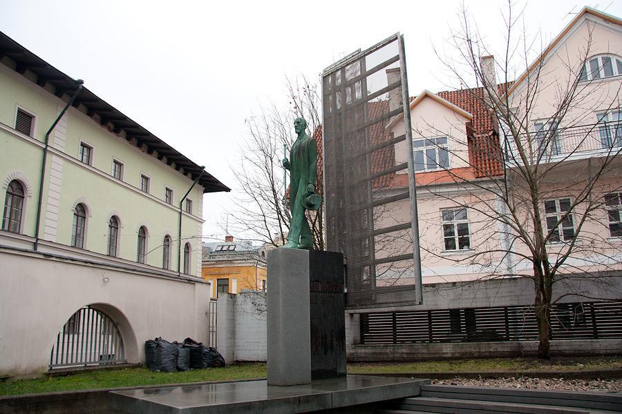 Monument to Jaan Tõnisson