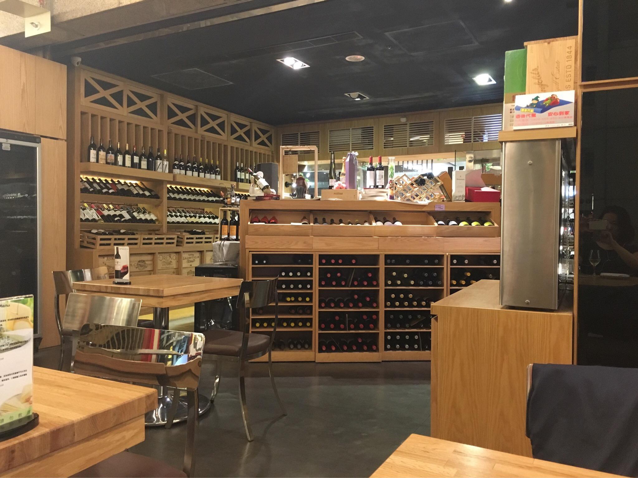 Evergreen Laurel Wine Collection