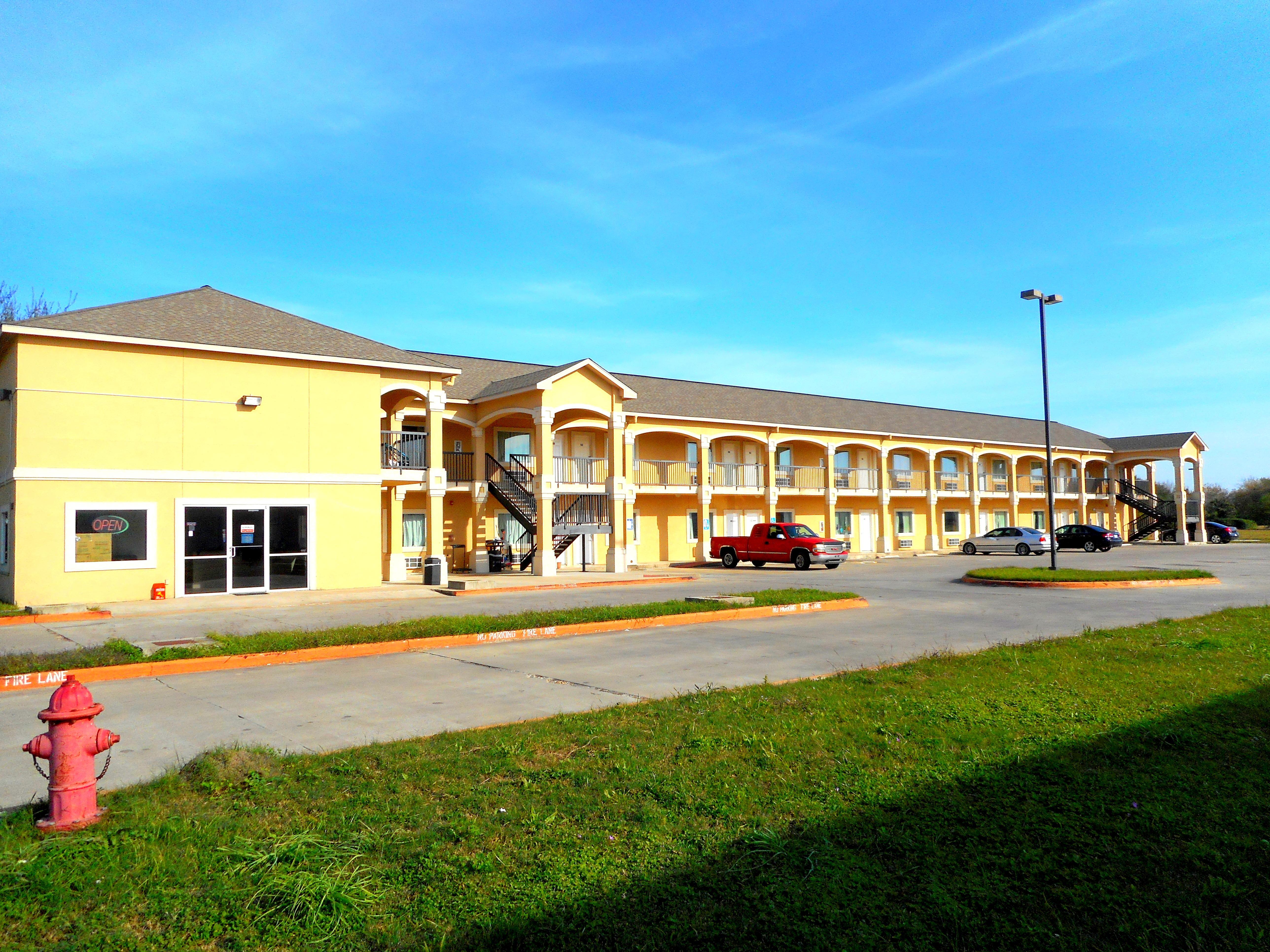 Crossroads Inn & Suites