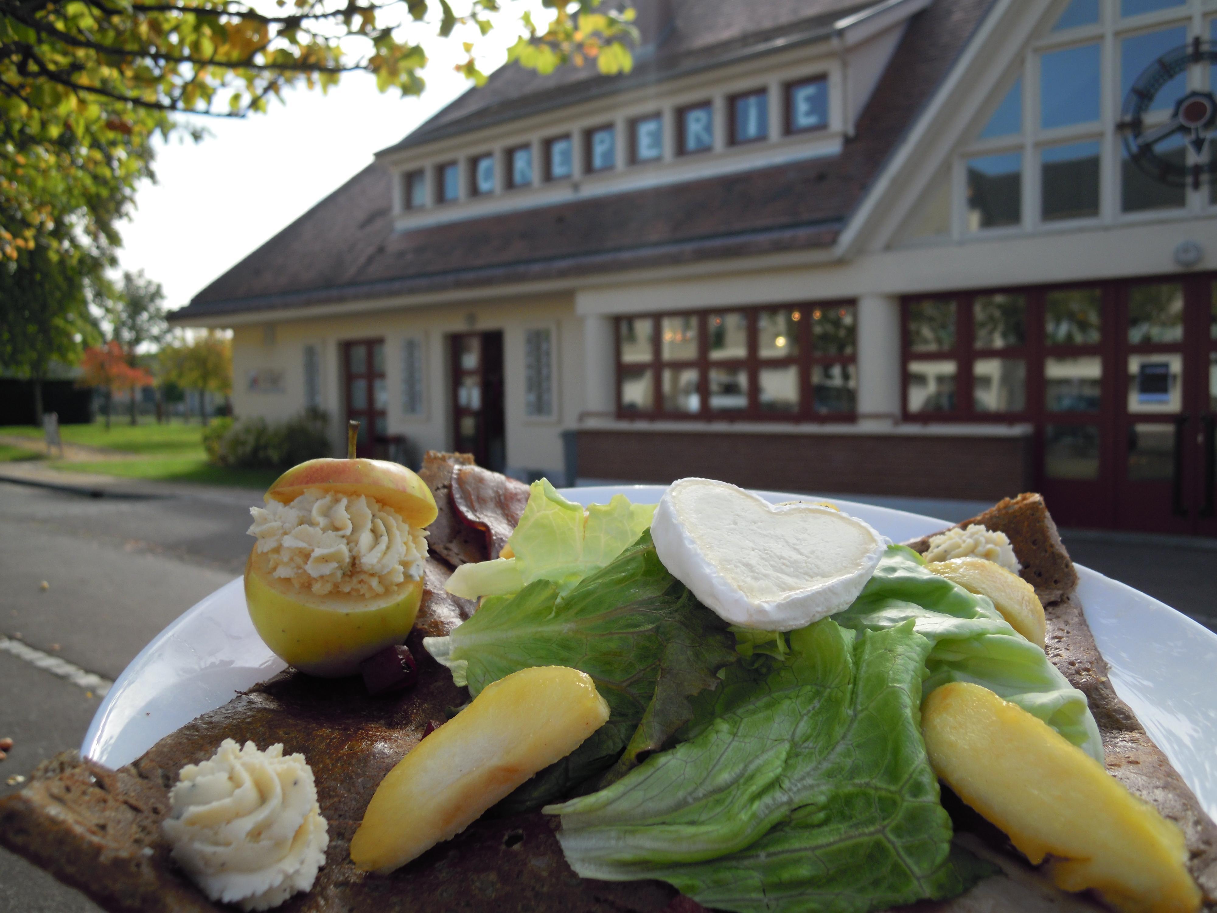 Les Tables De La Gare