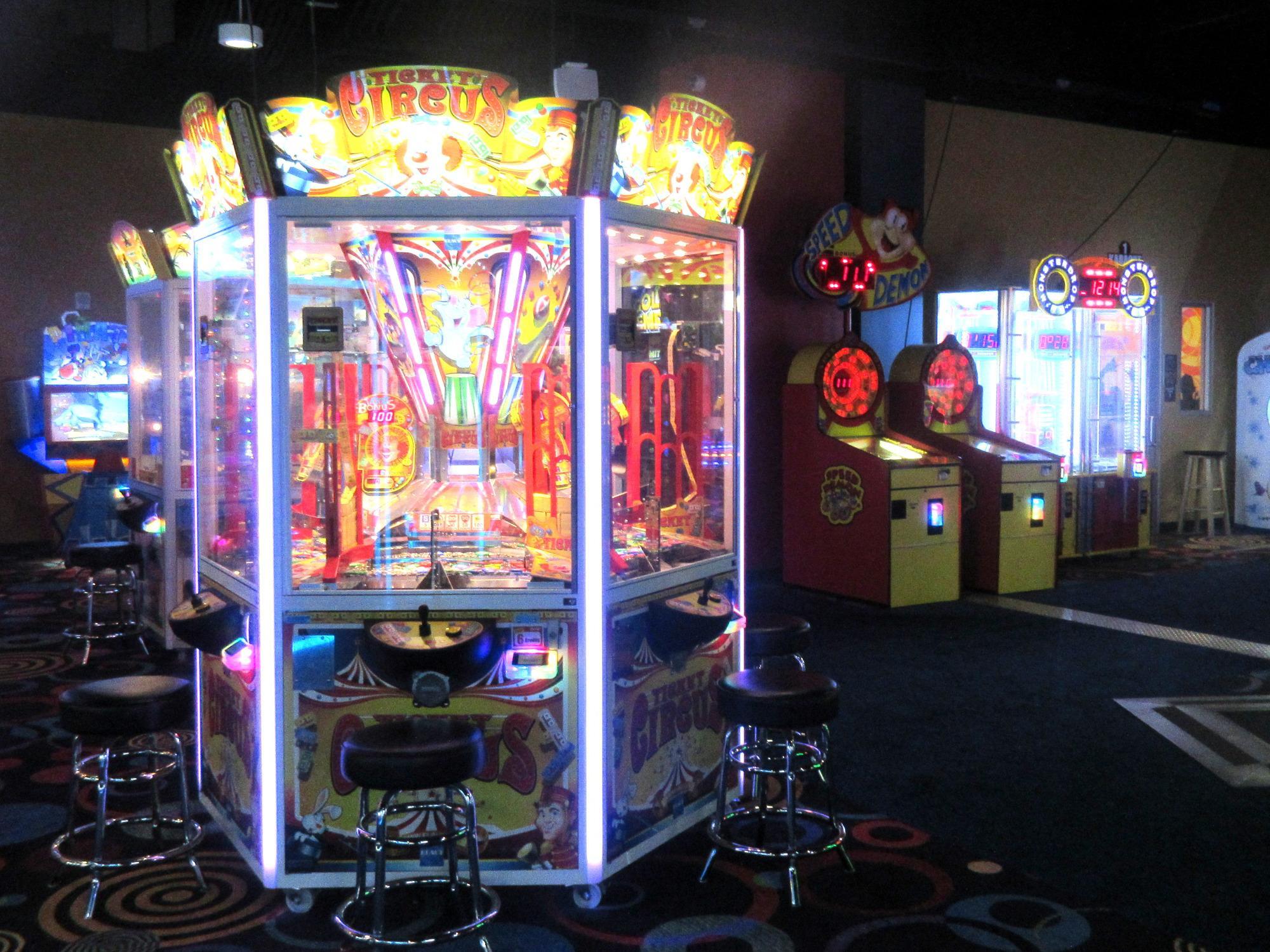 Round 1 Bowling and Amusement