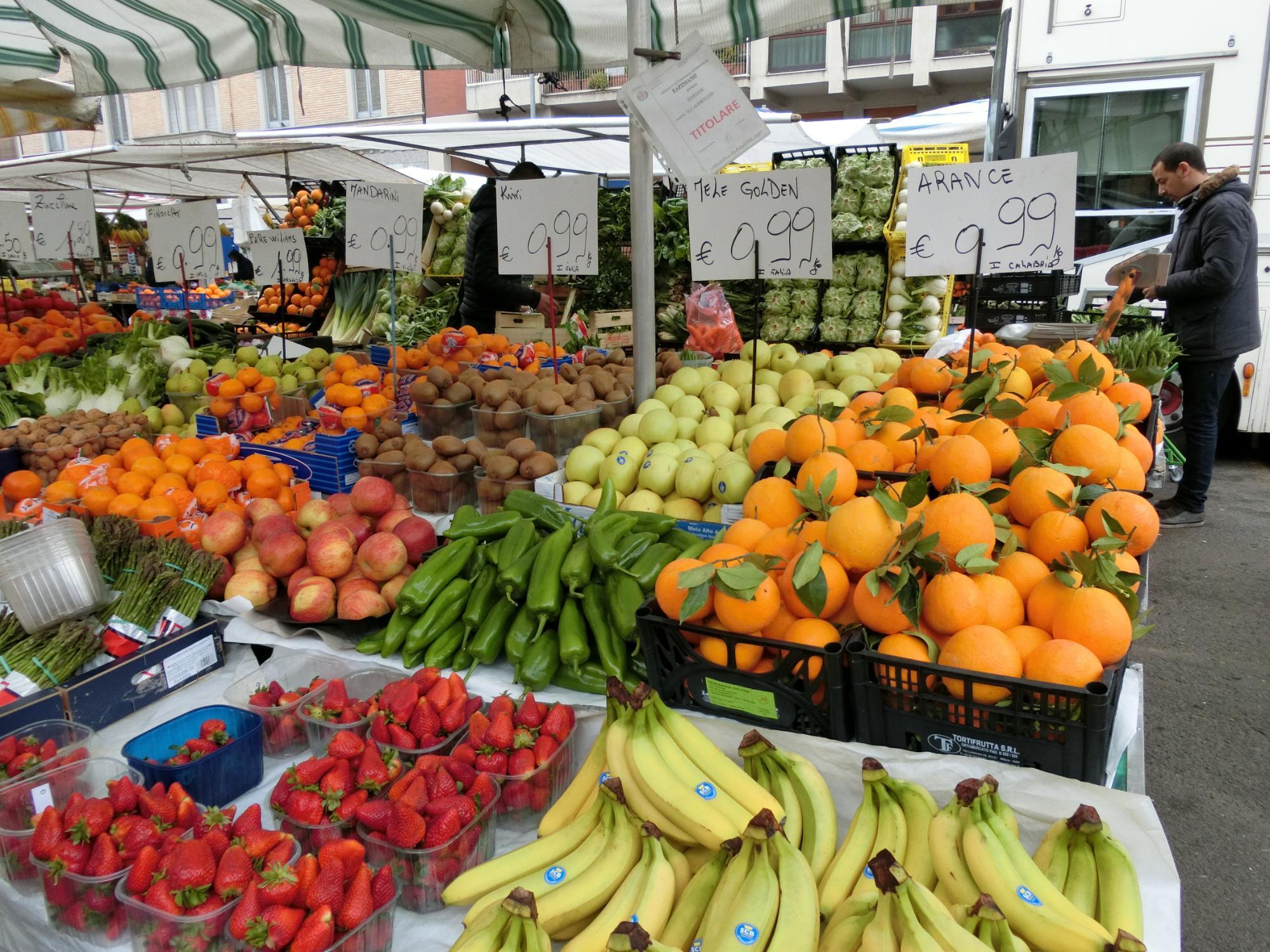 Viale Papiniano Market