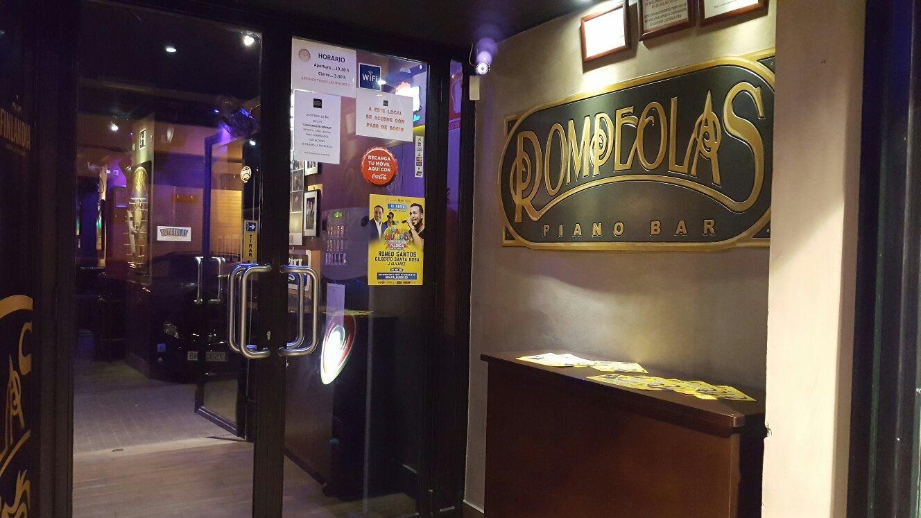 Rompeolas Piano Bar