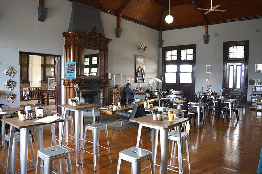 Railway Cafe & Tracks Bar