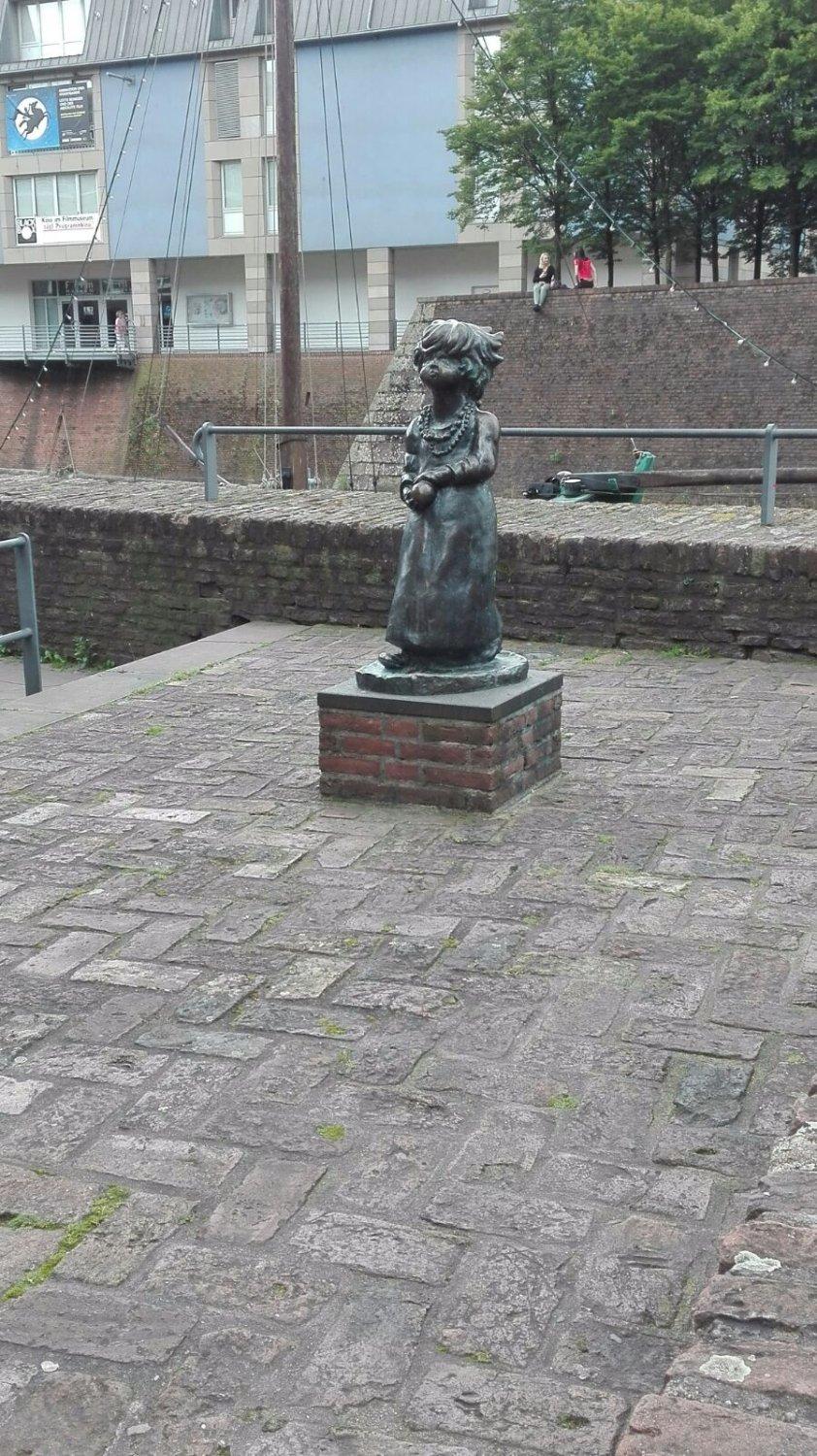 Ehra oder Kind mit Ball