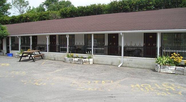 7 West Motel