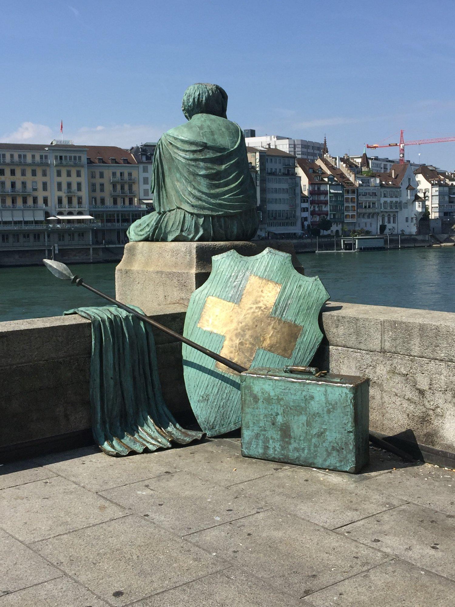 Helvetia auf Reisen Statue