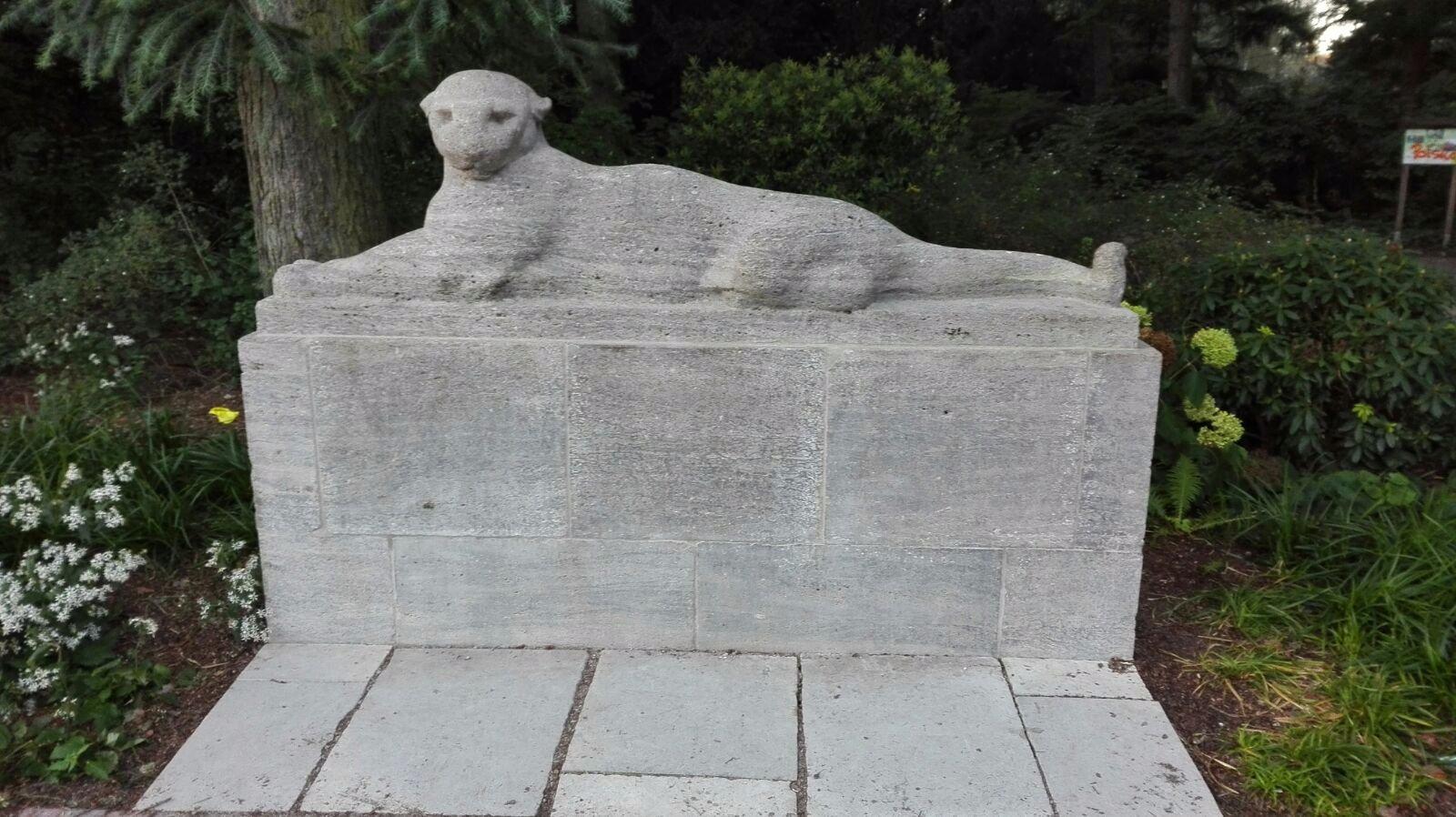 Skulptur "Liegender Panther"