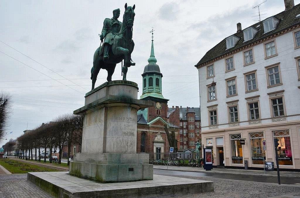 Christian X Statuen