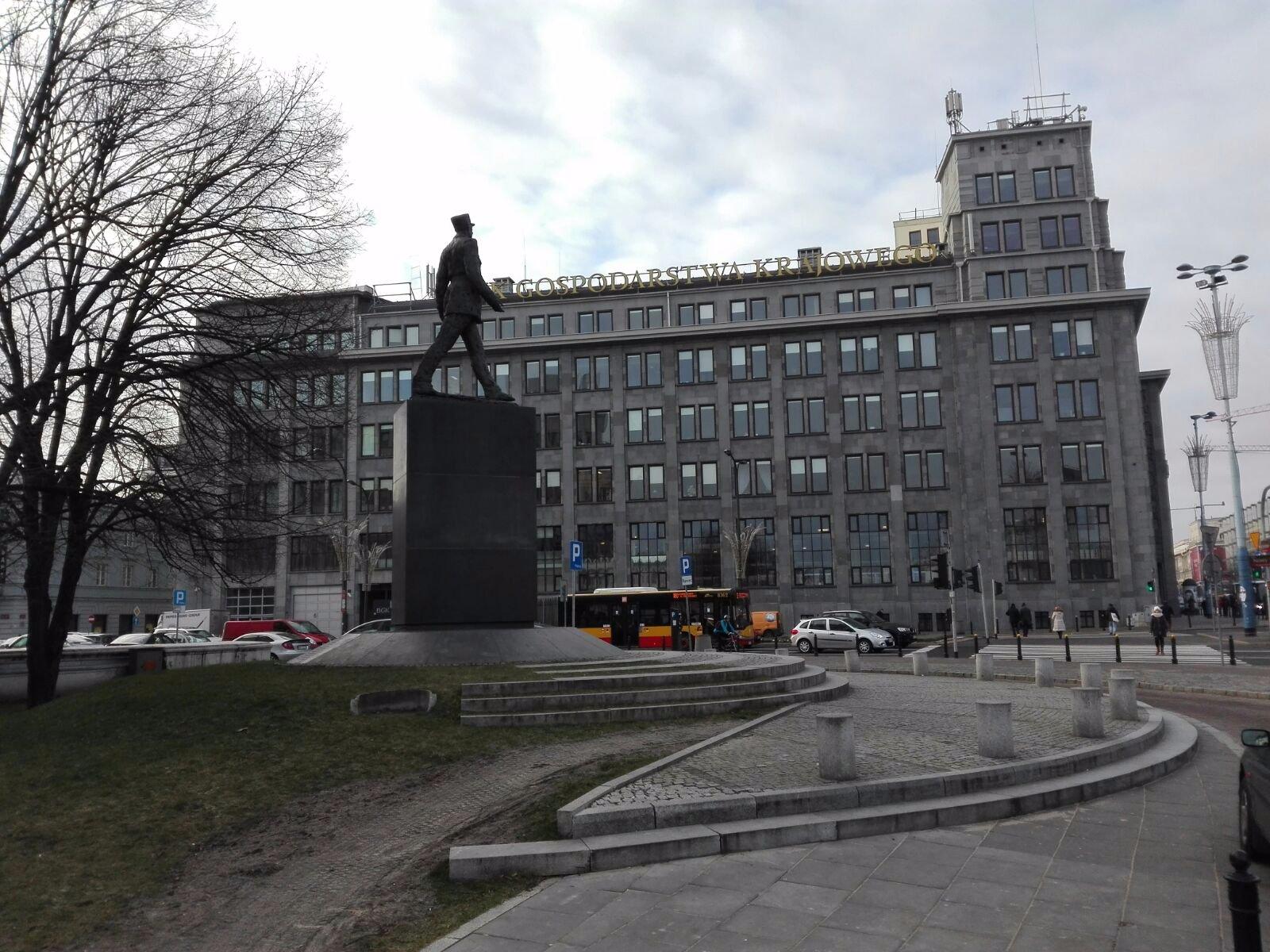 Statue of Charles de Gaulle
