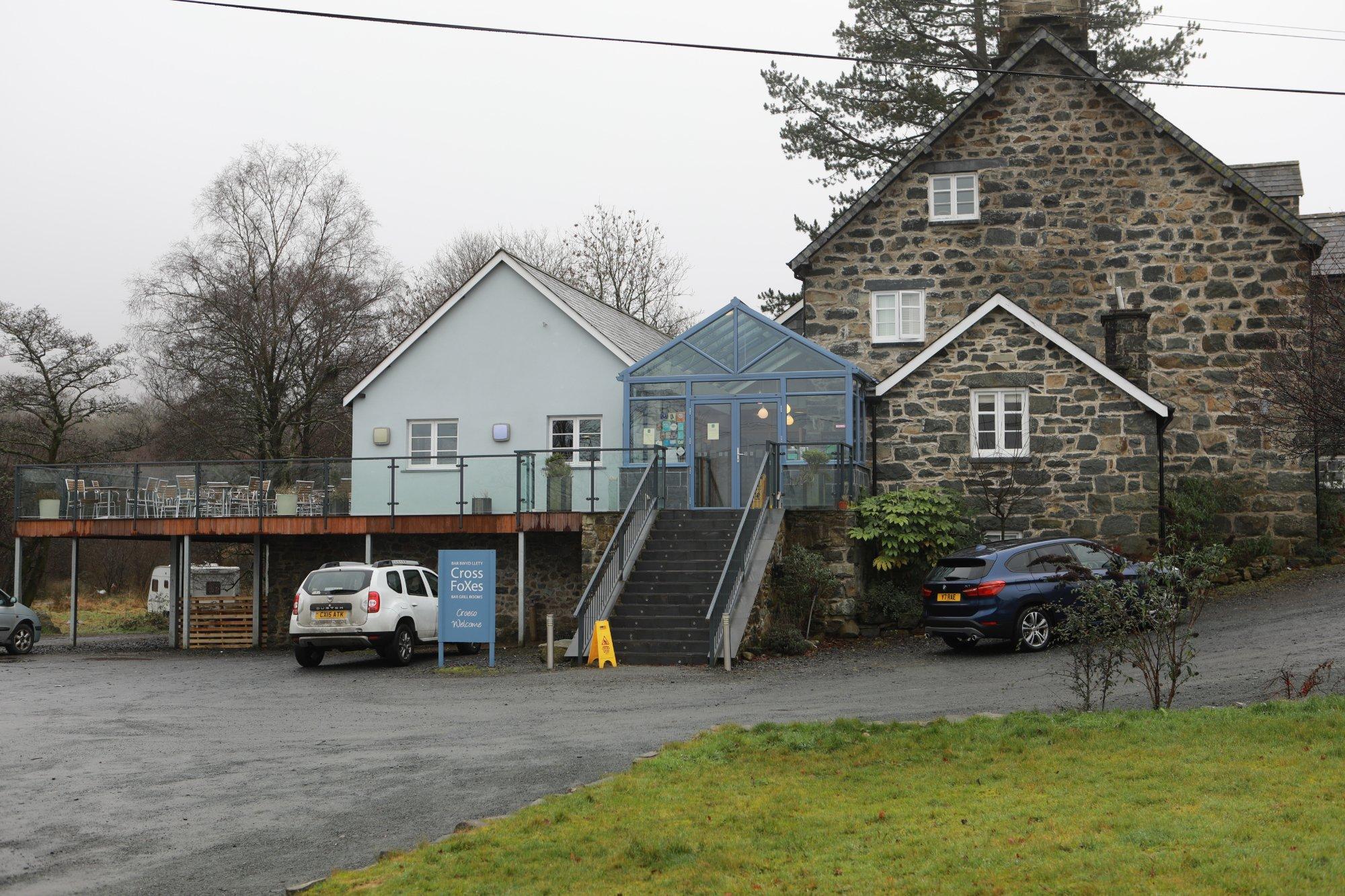 Cross Foxes - Bar Grill Rooms