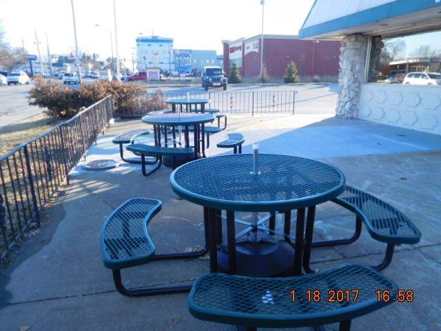 LJ's Burgers & Ice Cream