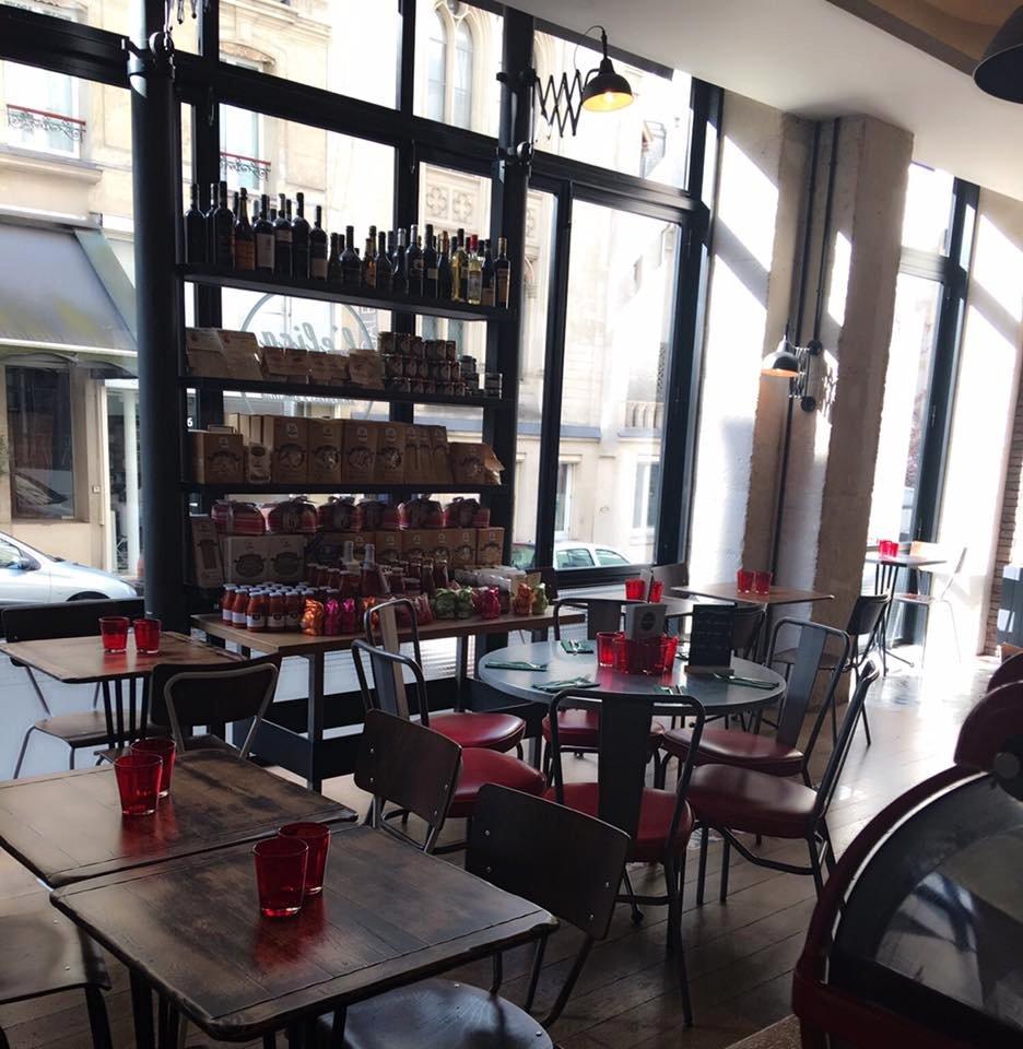 En Face de La Petite Périgourdine