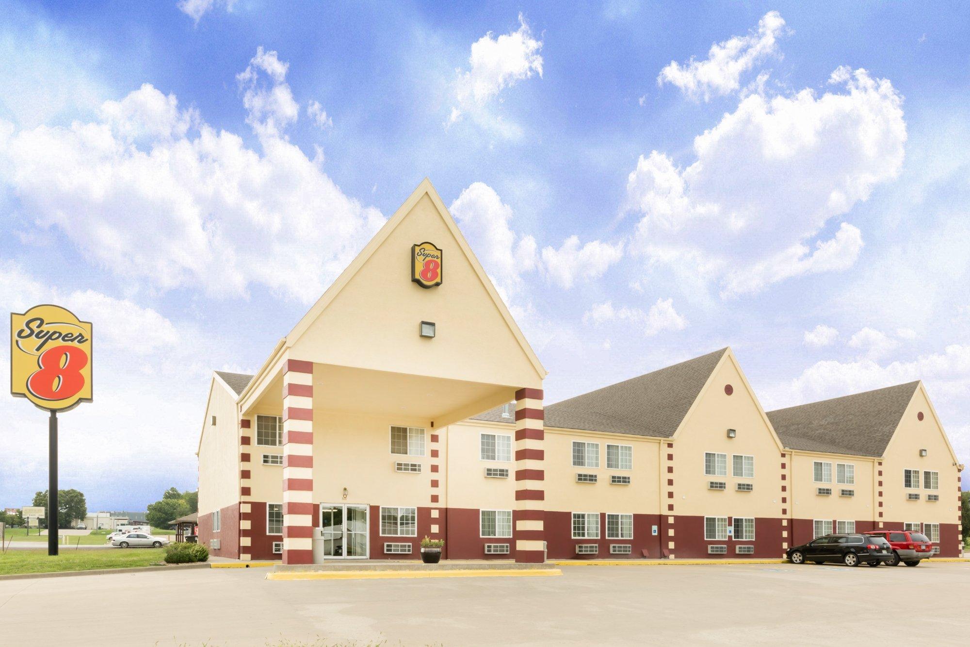 Super 8 by Wyndham Holton