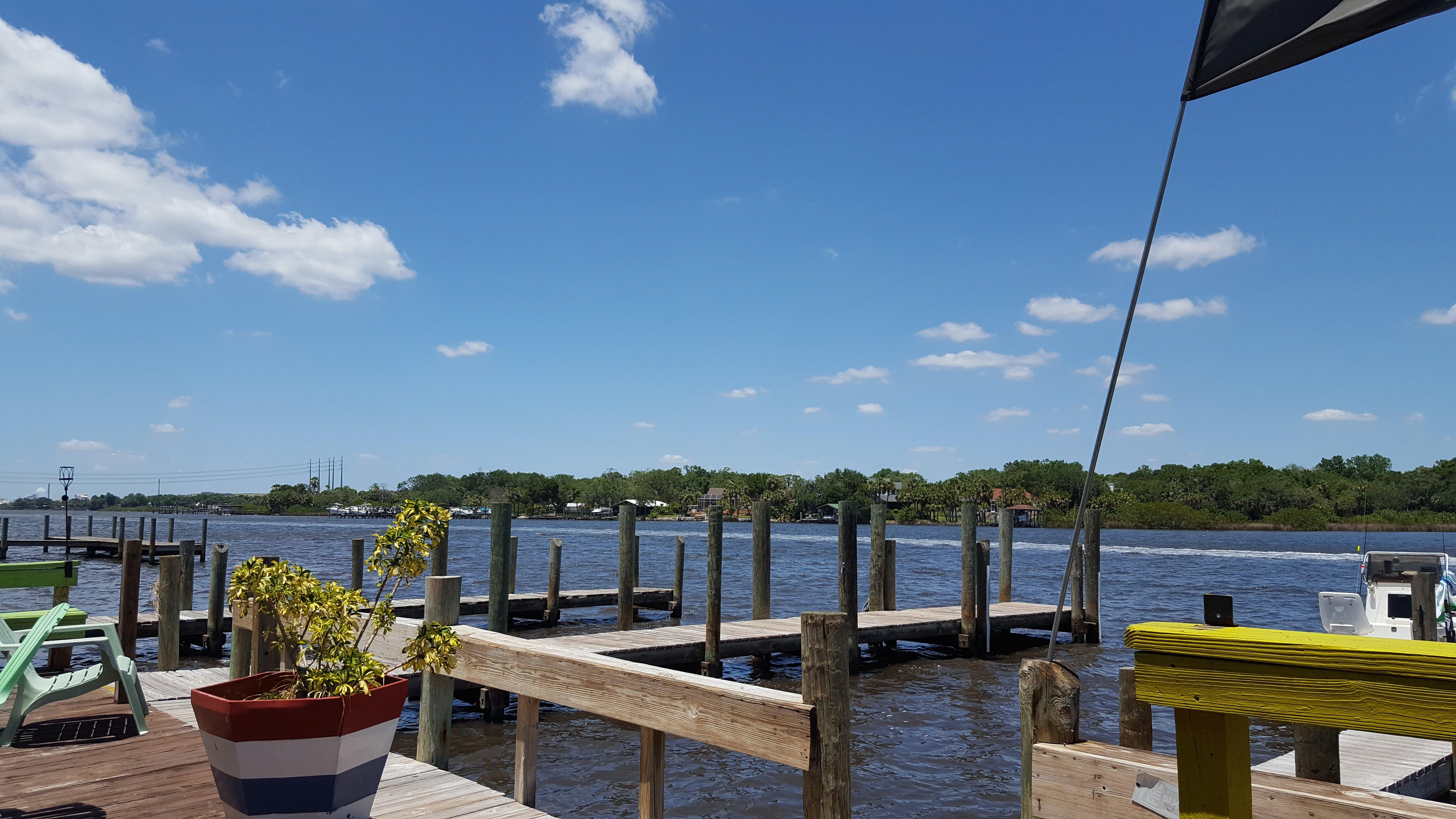 Jerry’s Dockside Bar & Grill