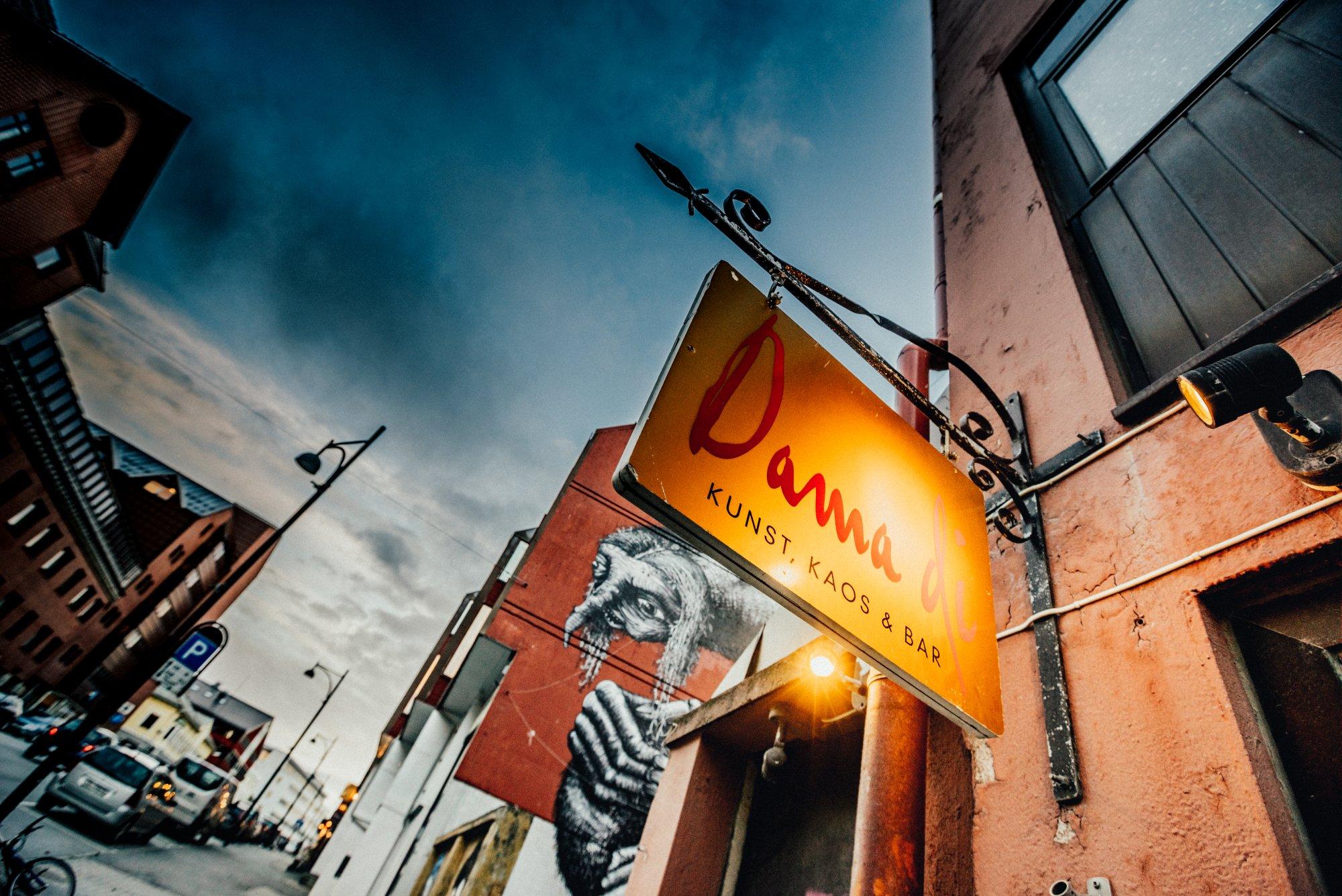 Dama di -kunst,kaos og bar