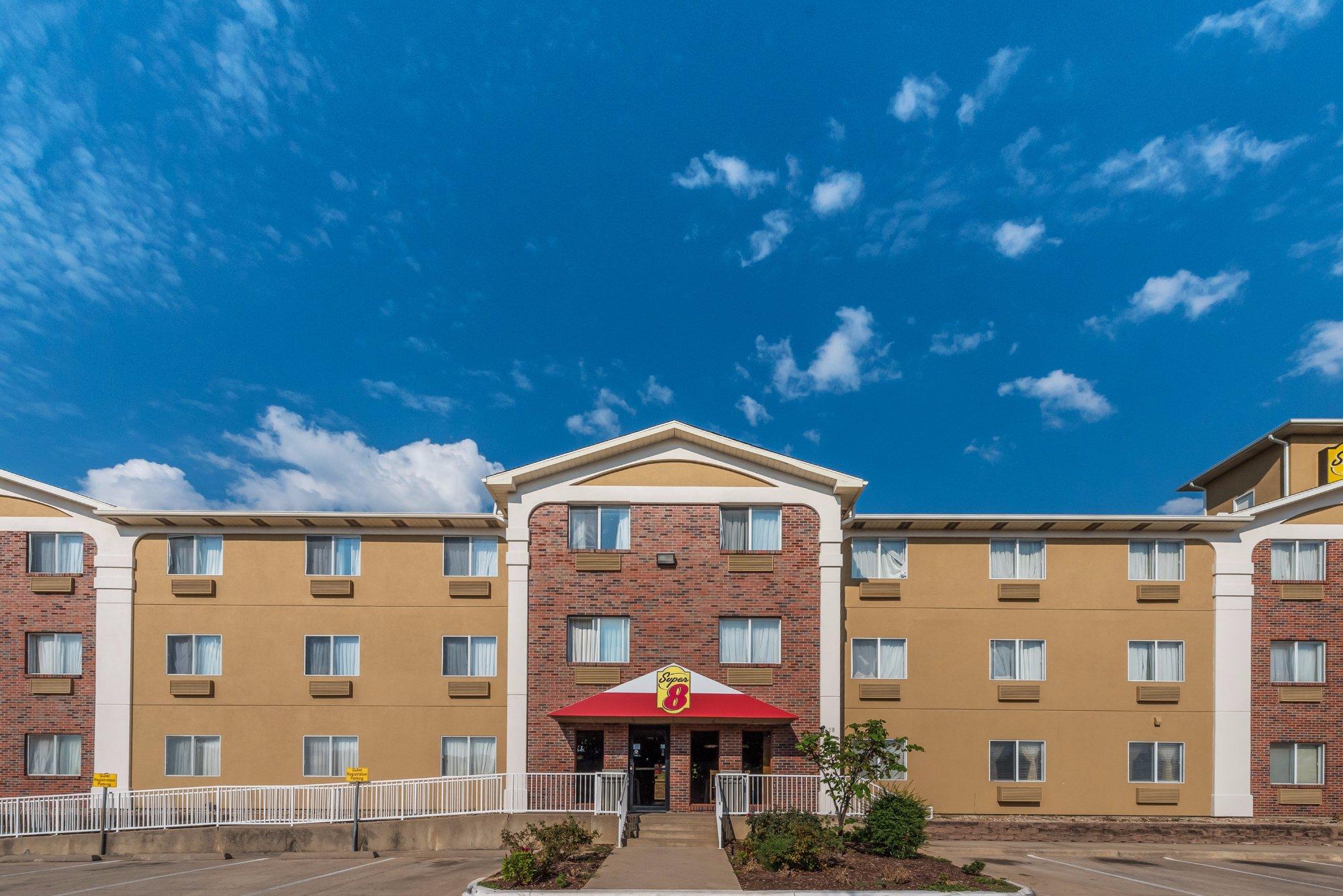 Super 8 By Wyndham Denton