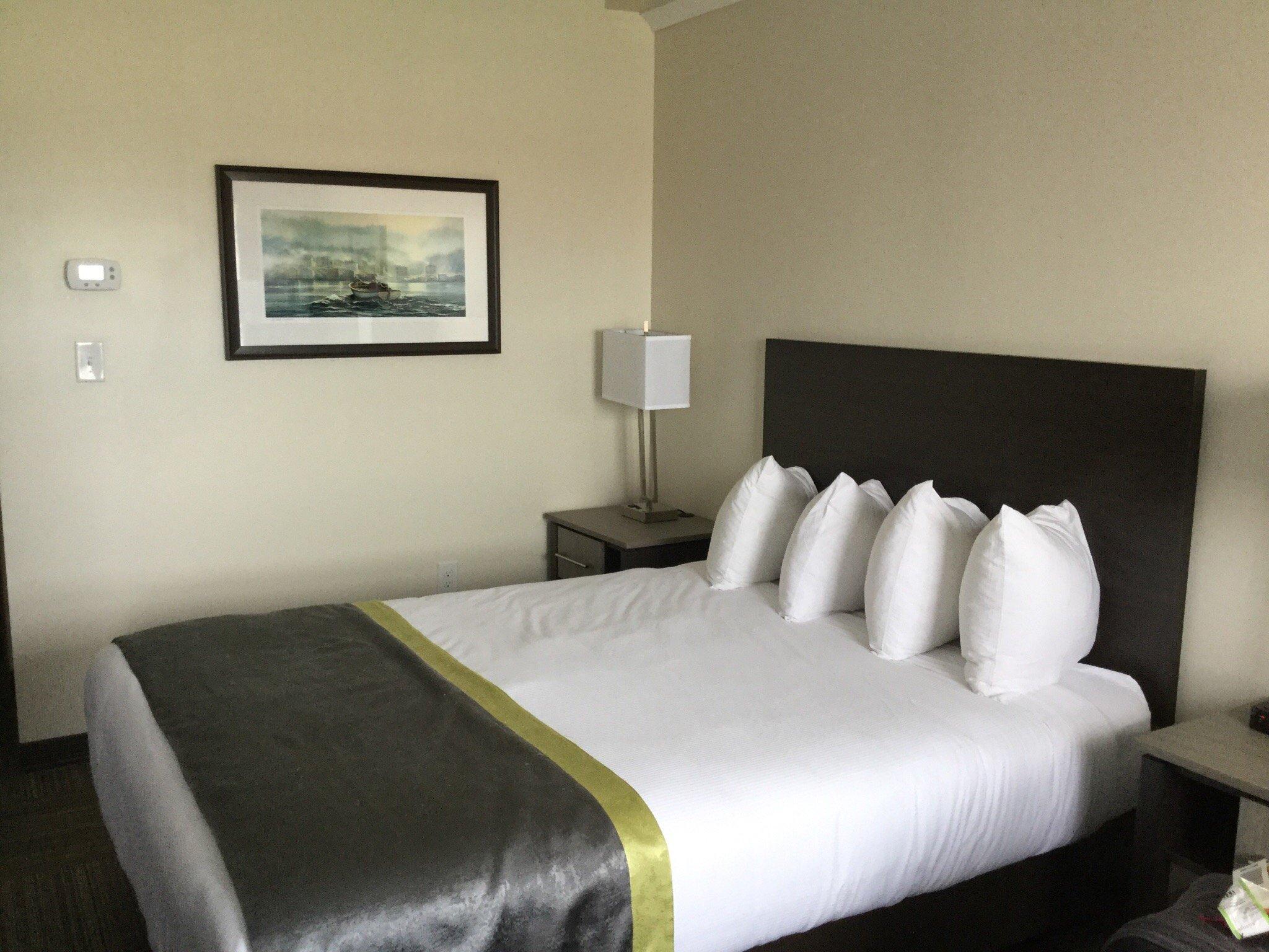 Crossroads Inn & Suites