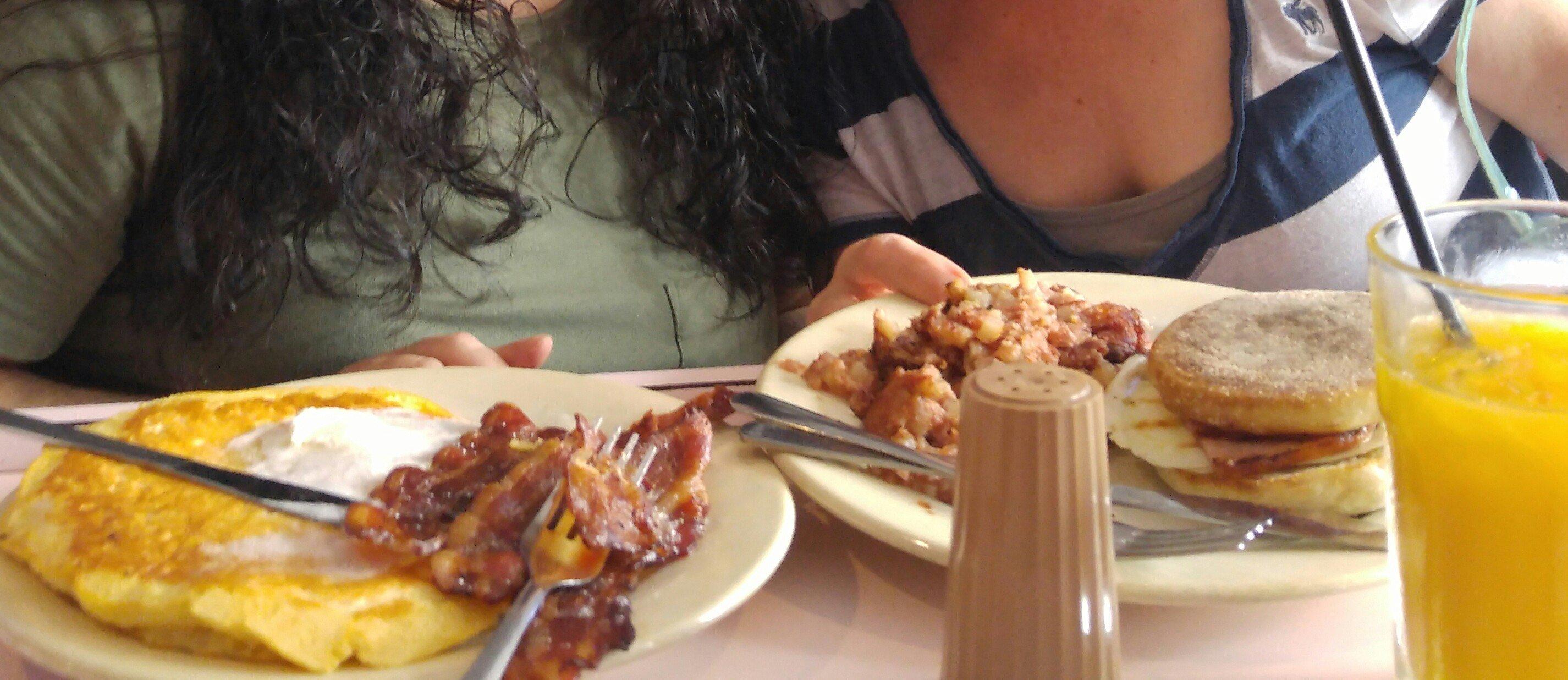 Cindi & Mike's Trackside Bar & Grill