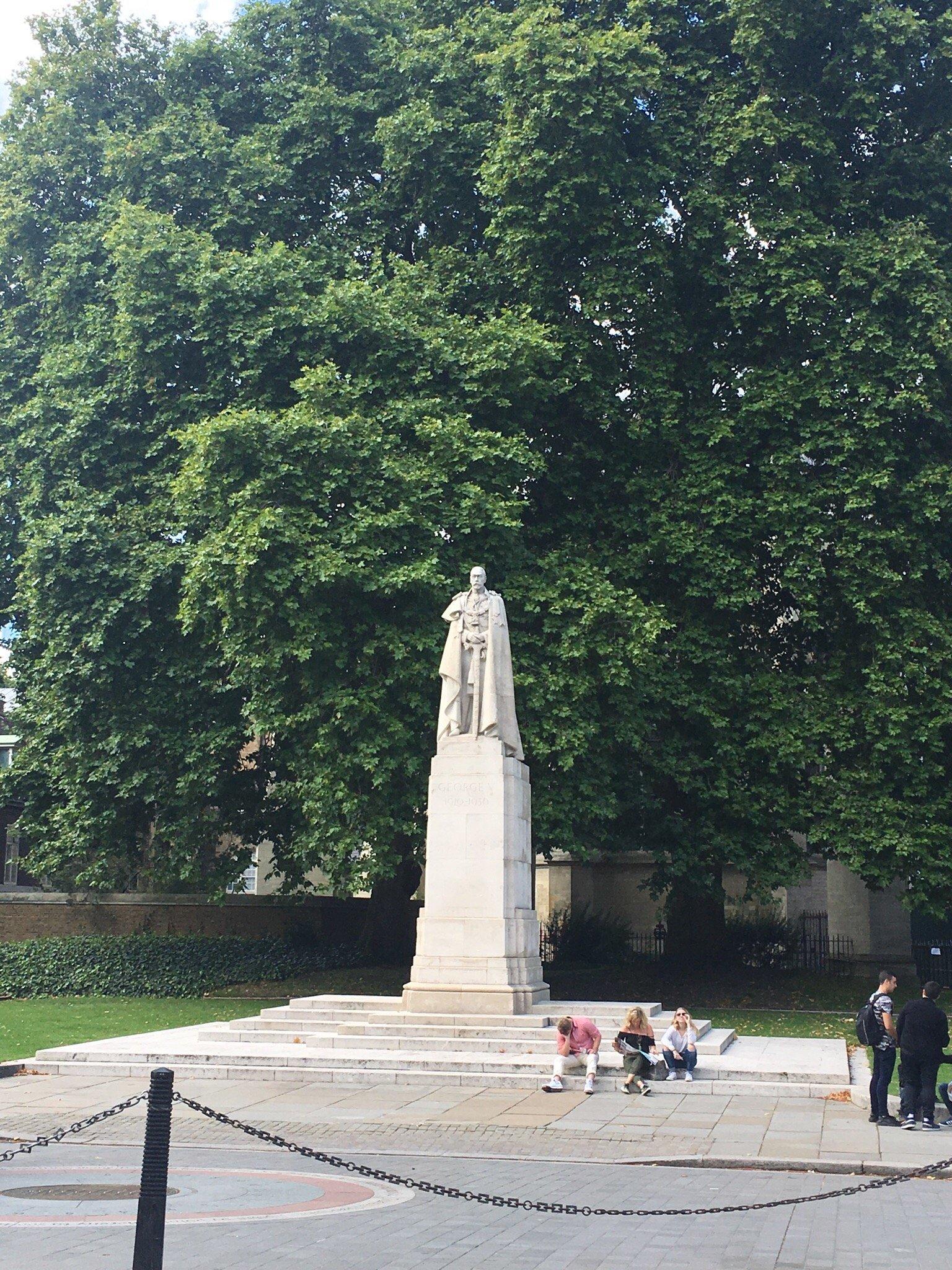 Statue of George V