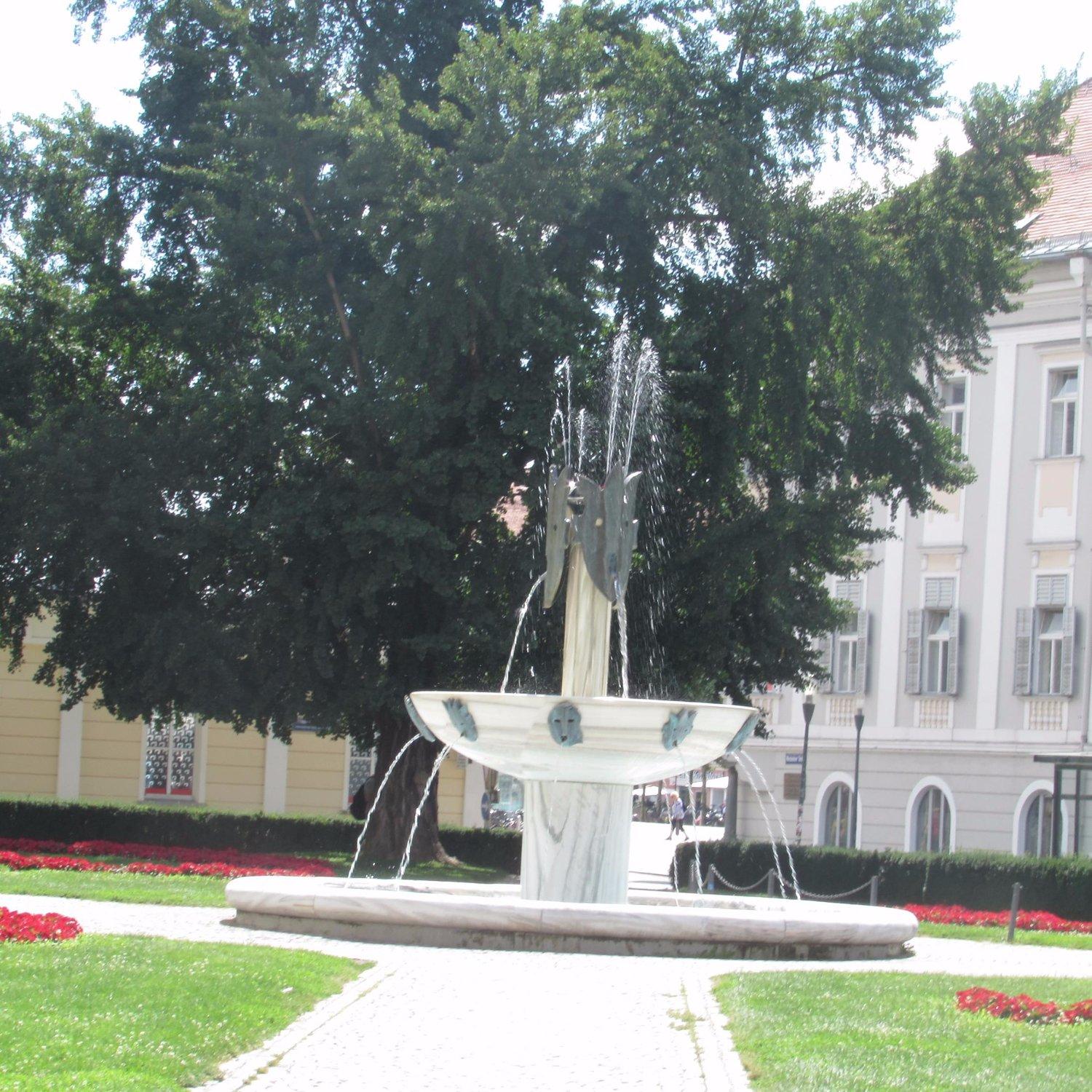 Kiki-Kogelnik-Brunnen und Landhaus Park