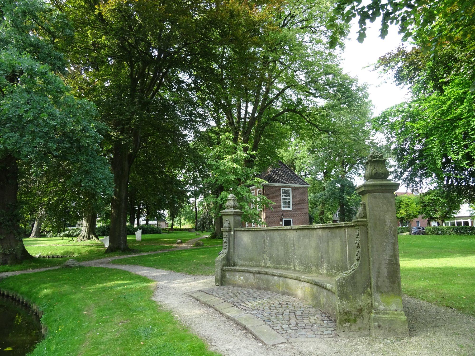 Zitbank gesitueerd in het Stadspark "Engels Tuin"