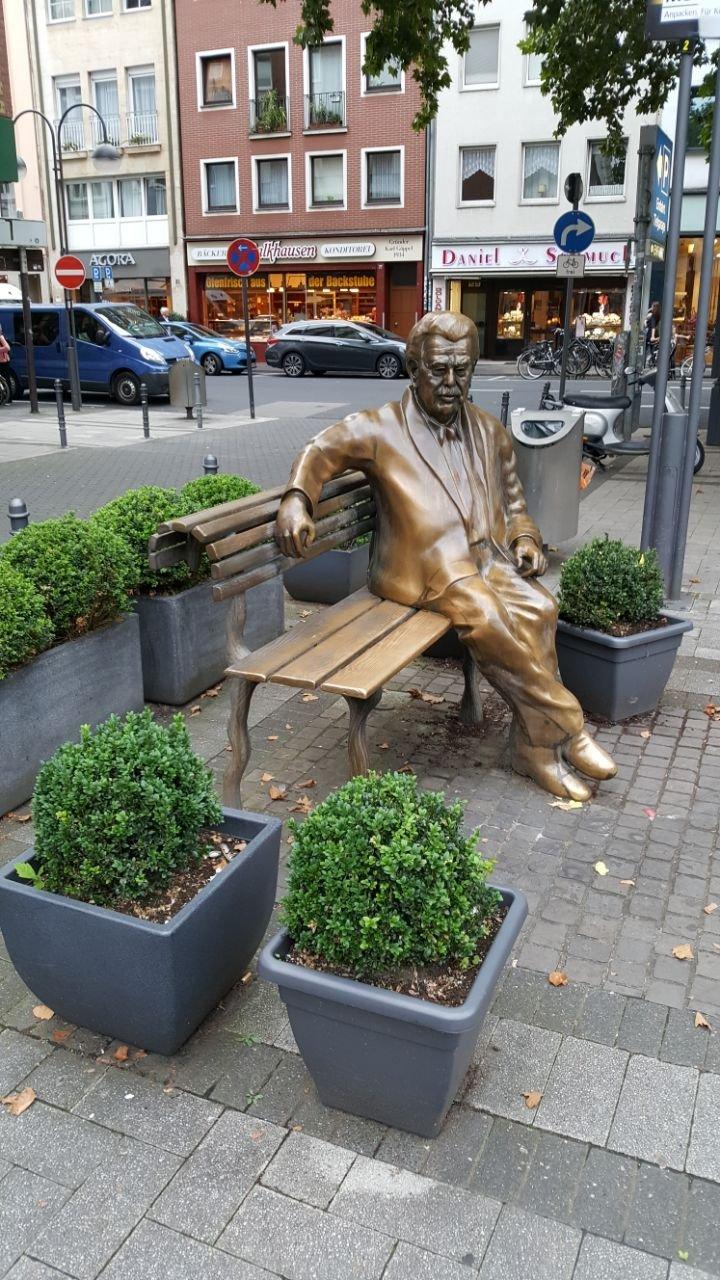 Willy-Millowitsch-Denkmal