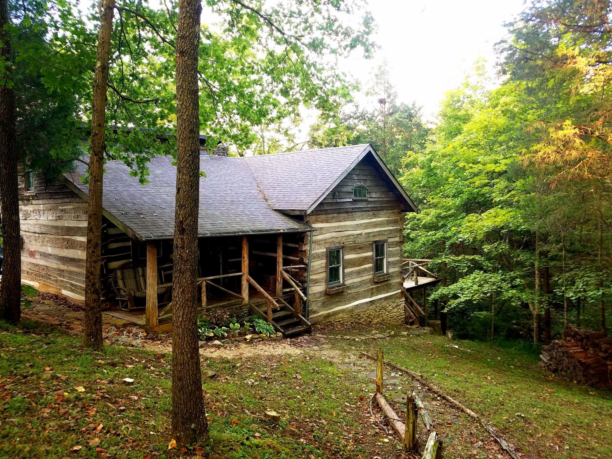 Dugan Hollow Retreats - Log Cabins & Suites