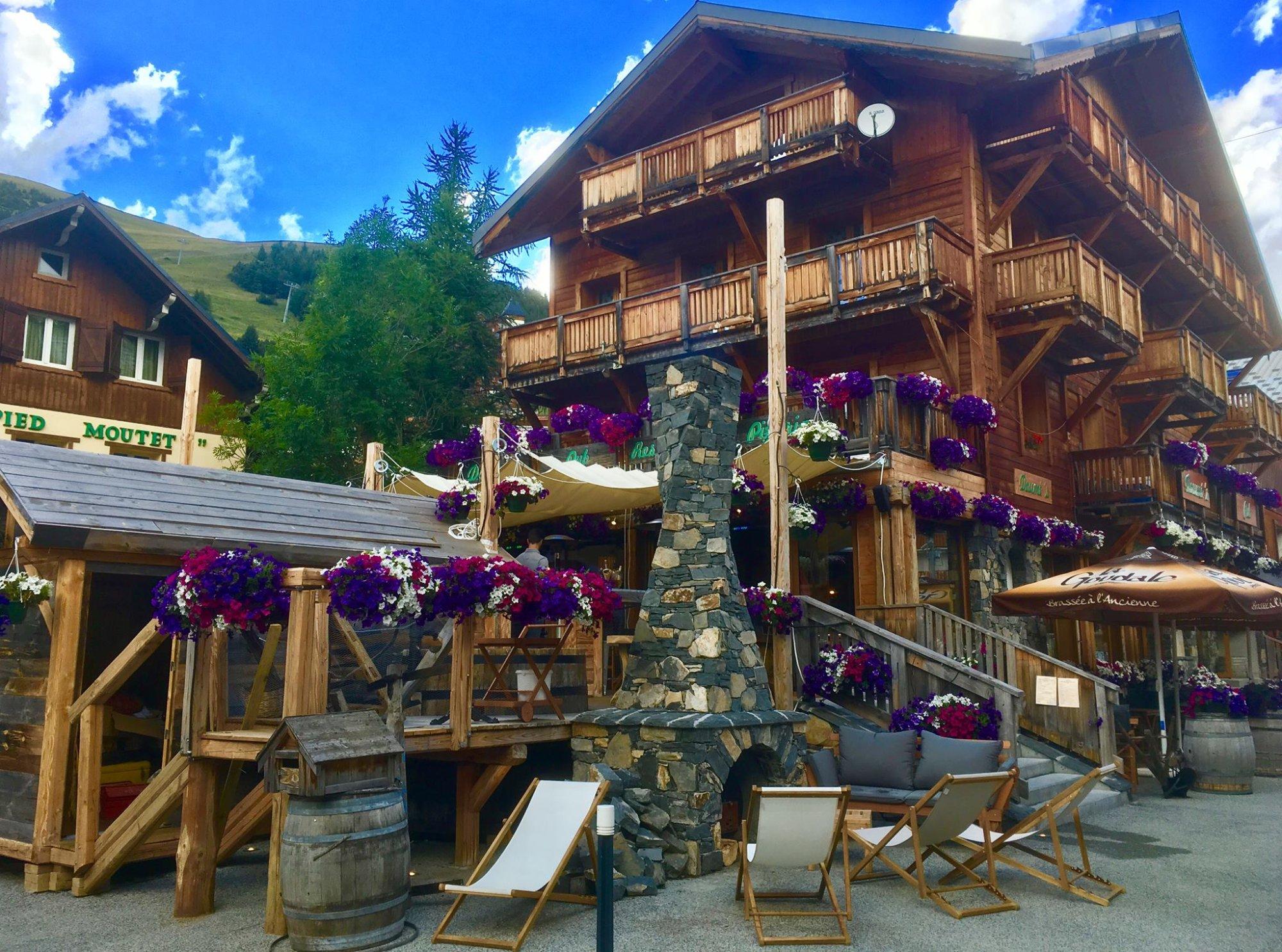 Doume's Bar & Restaurant