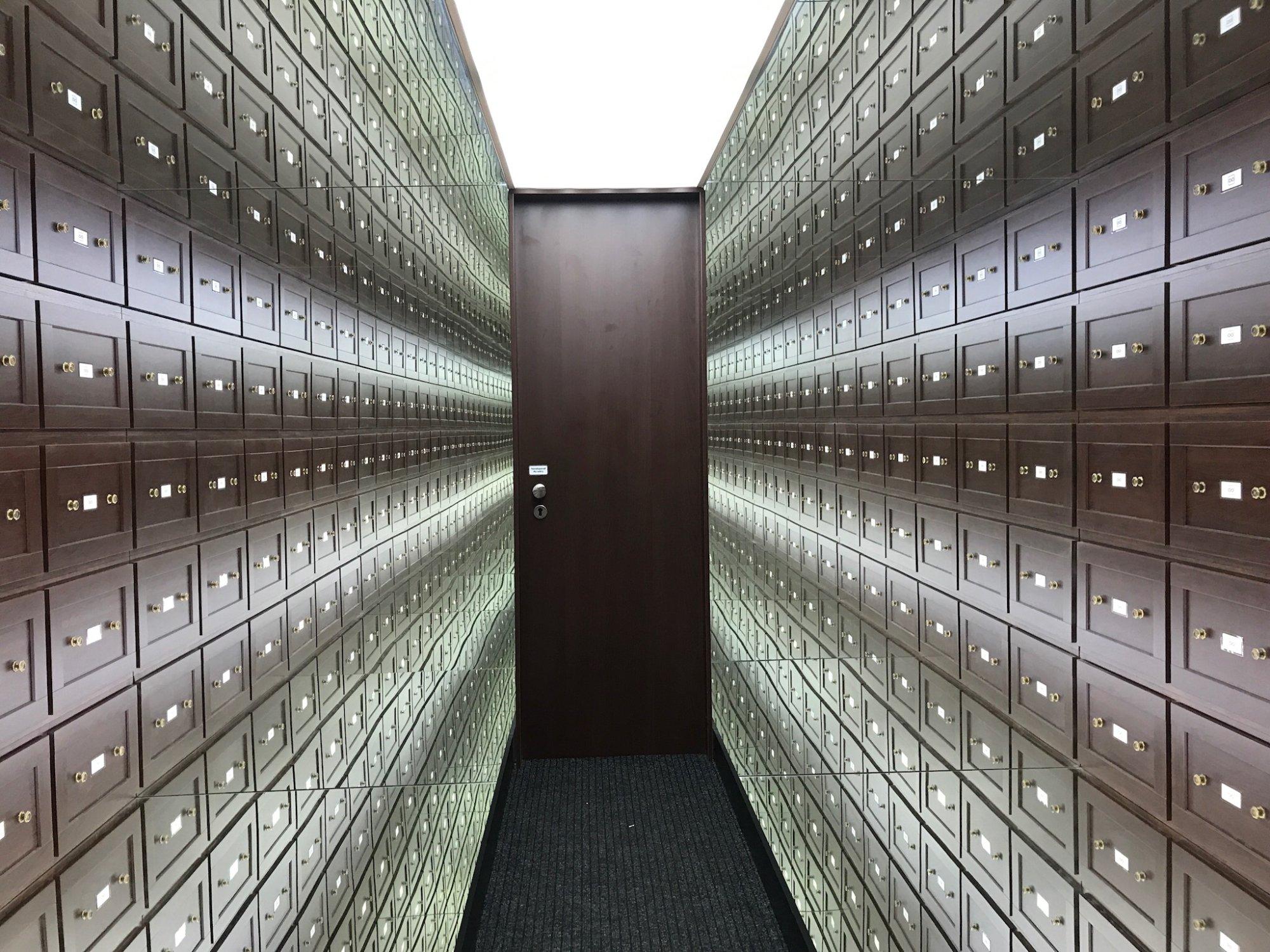 Multium - space and mirror gallery