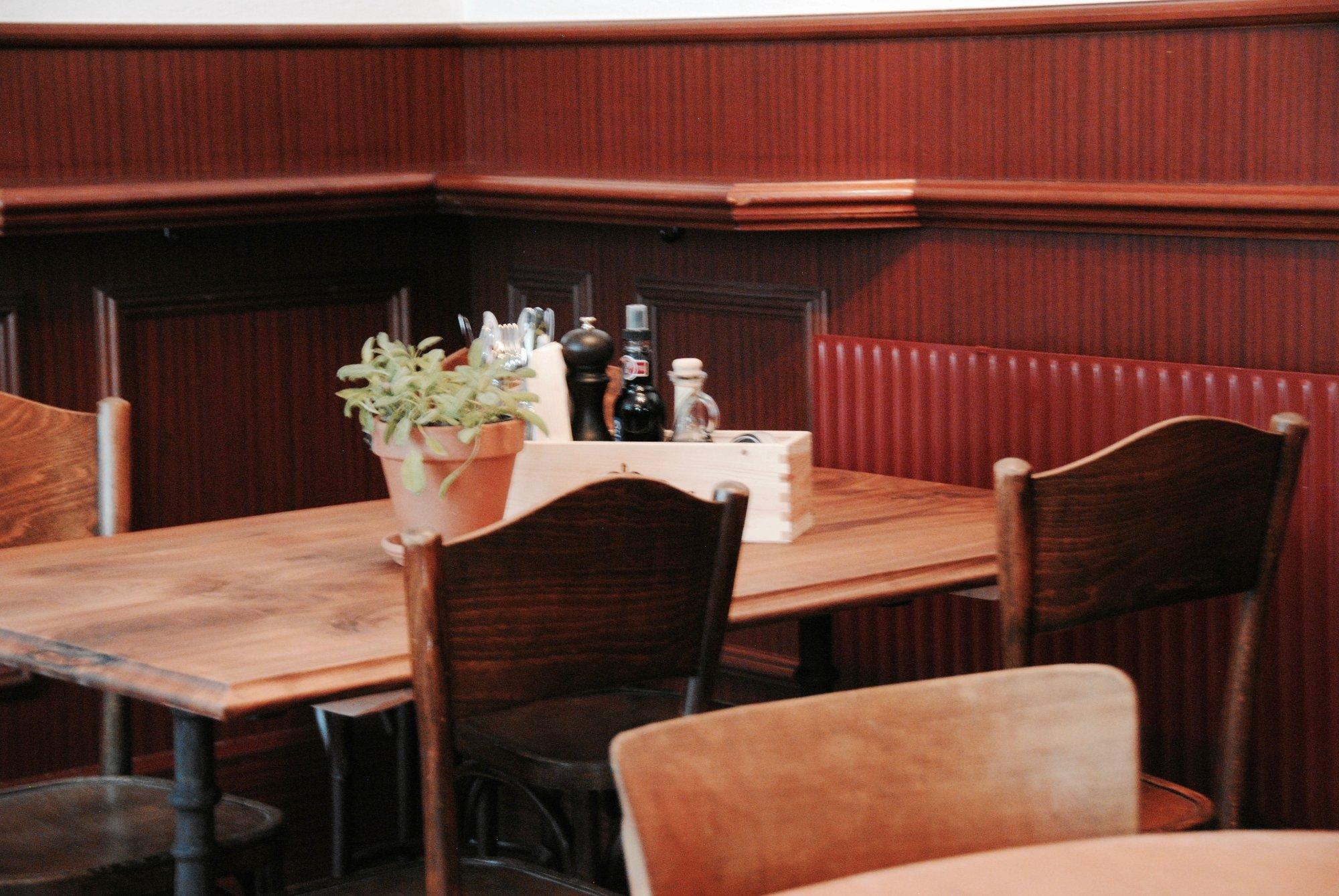 Giovannis Restaurant & Bar