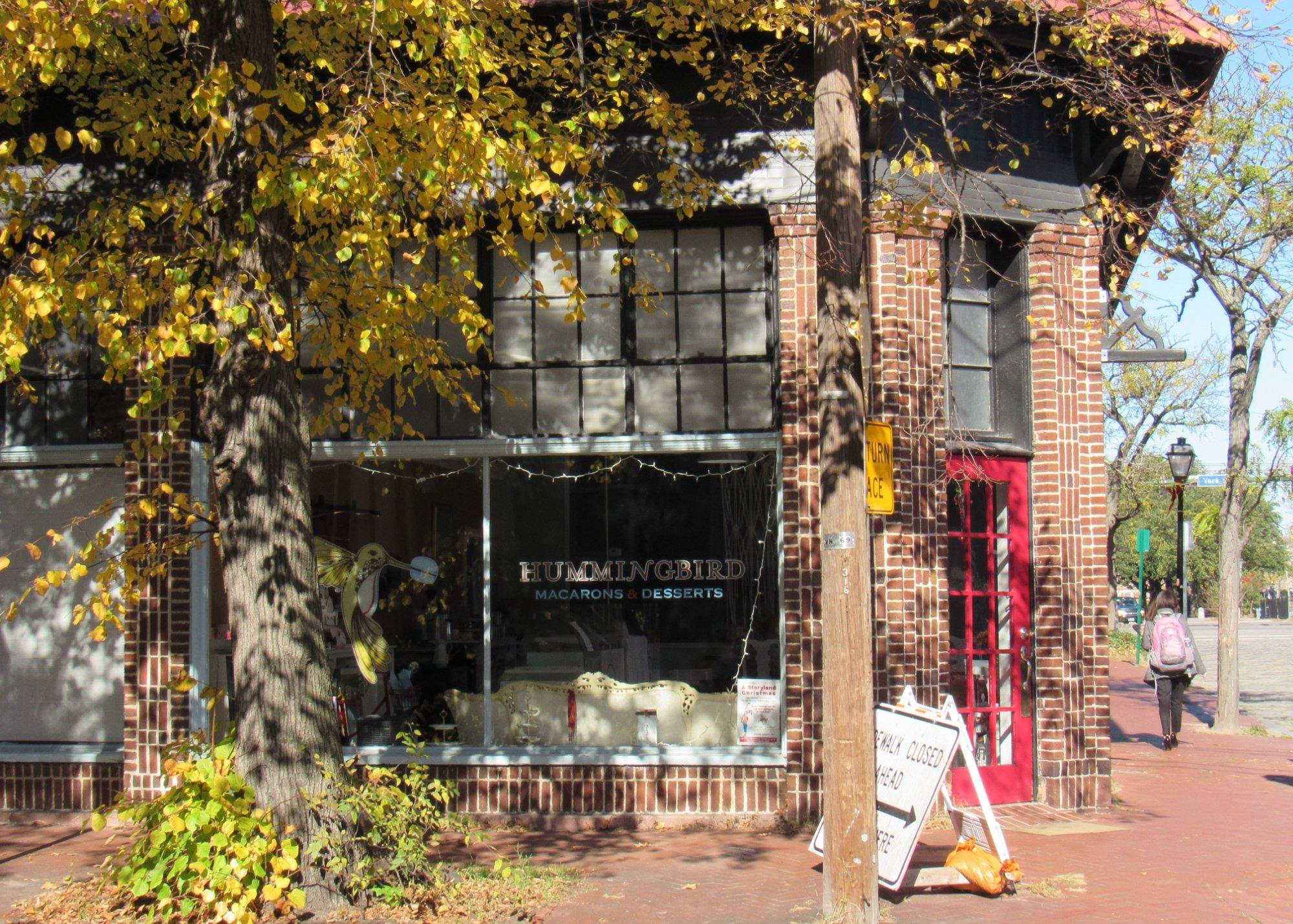 Hummingbird Macarons & Desserts