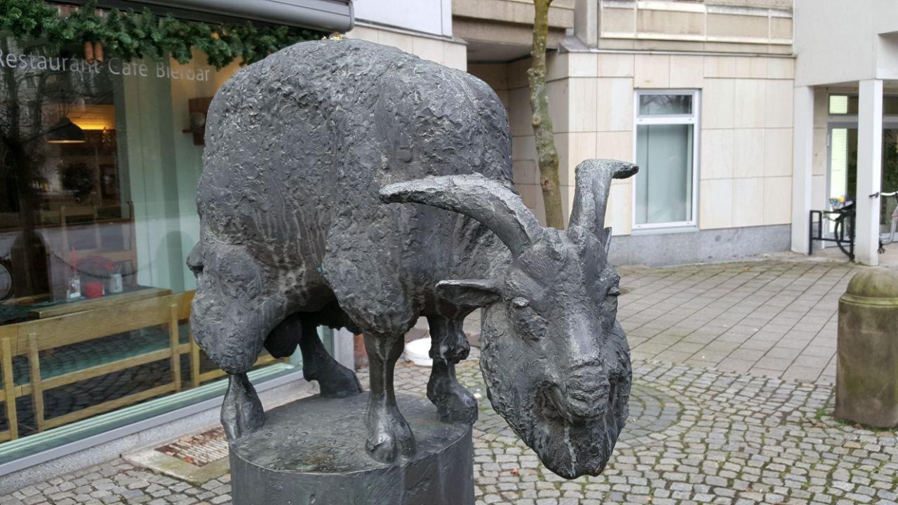 Skulptur "Alter Bock auf Säule"