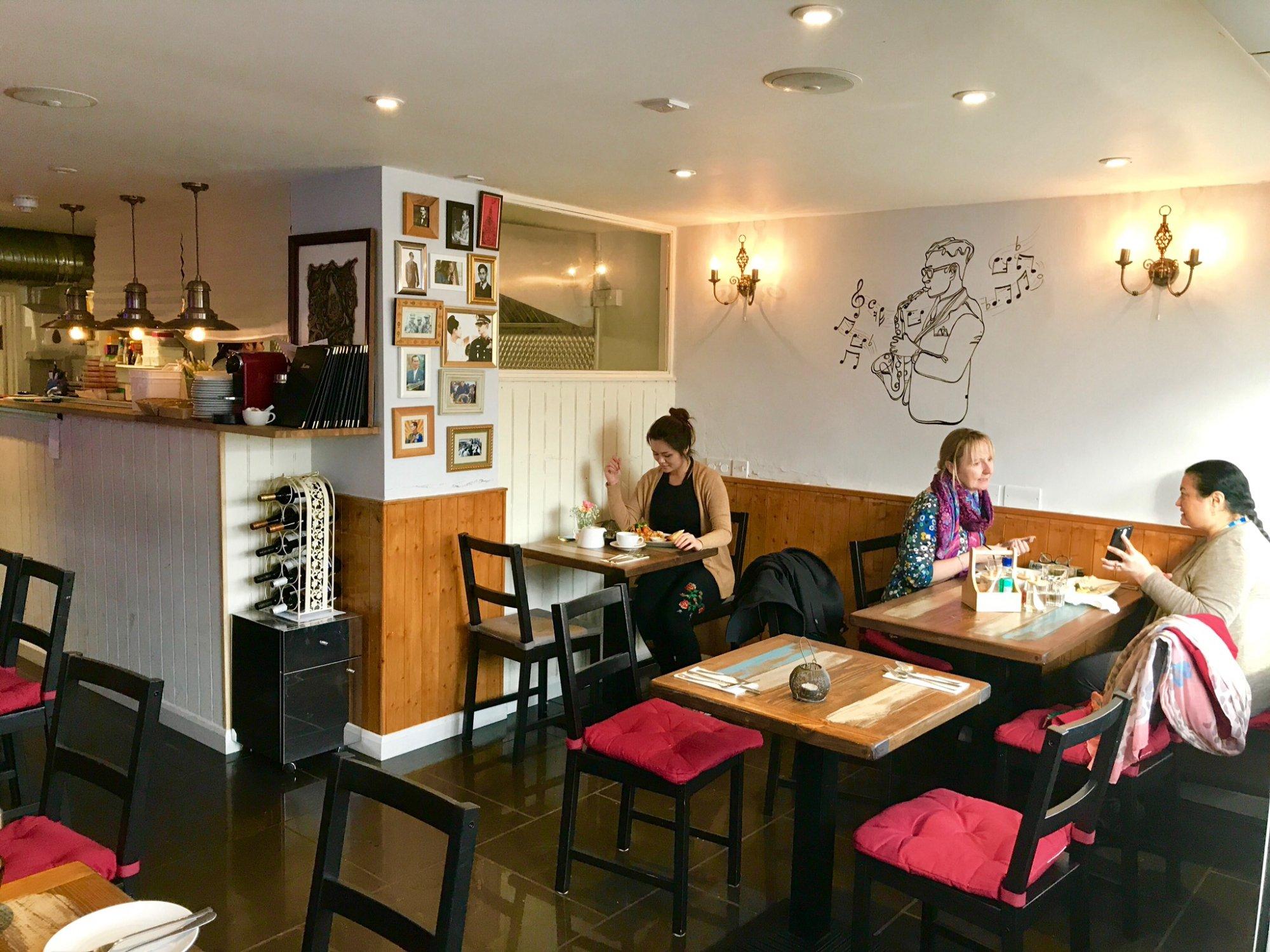 The Monkey And The Dog Eat Thai