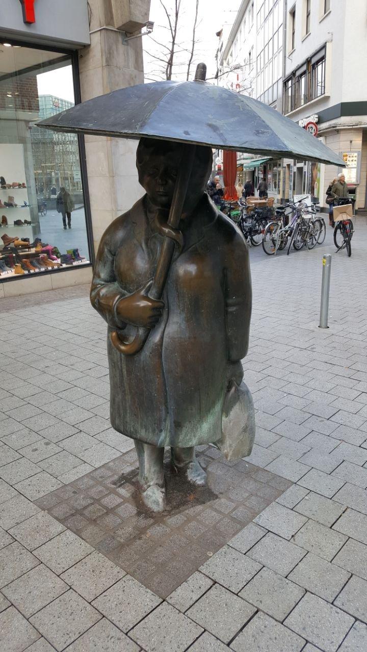 Skulptur "Mann mit Regenschirm"