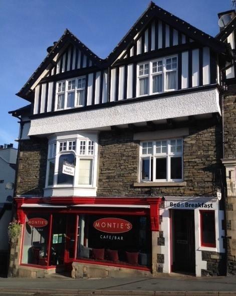 Monties Cafe & Guesthouse