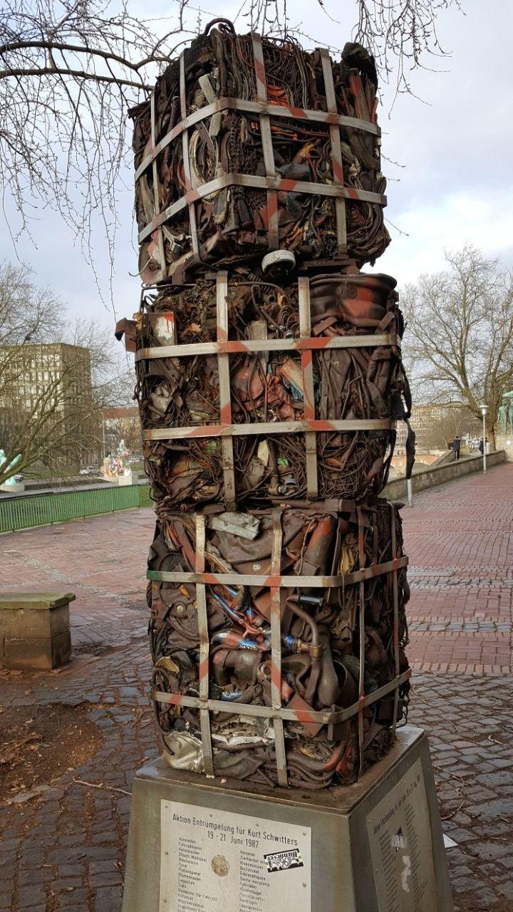 Skulptur "Leine Entrümpelung"