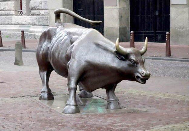 Sculpture Aanvallende Stier