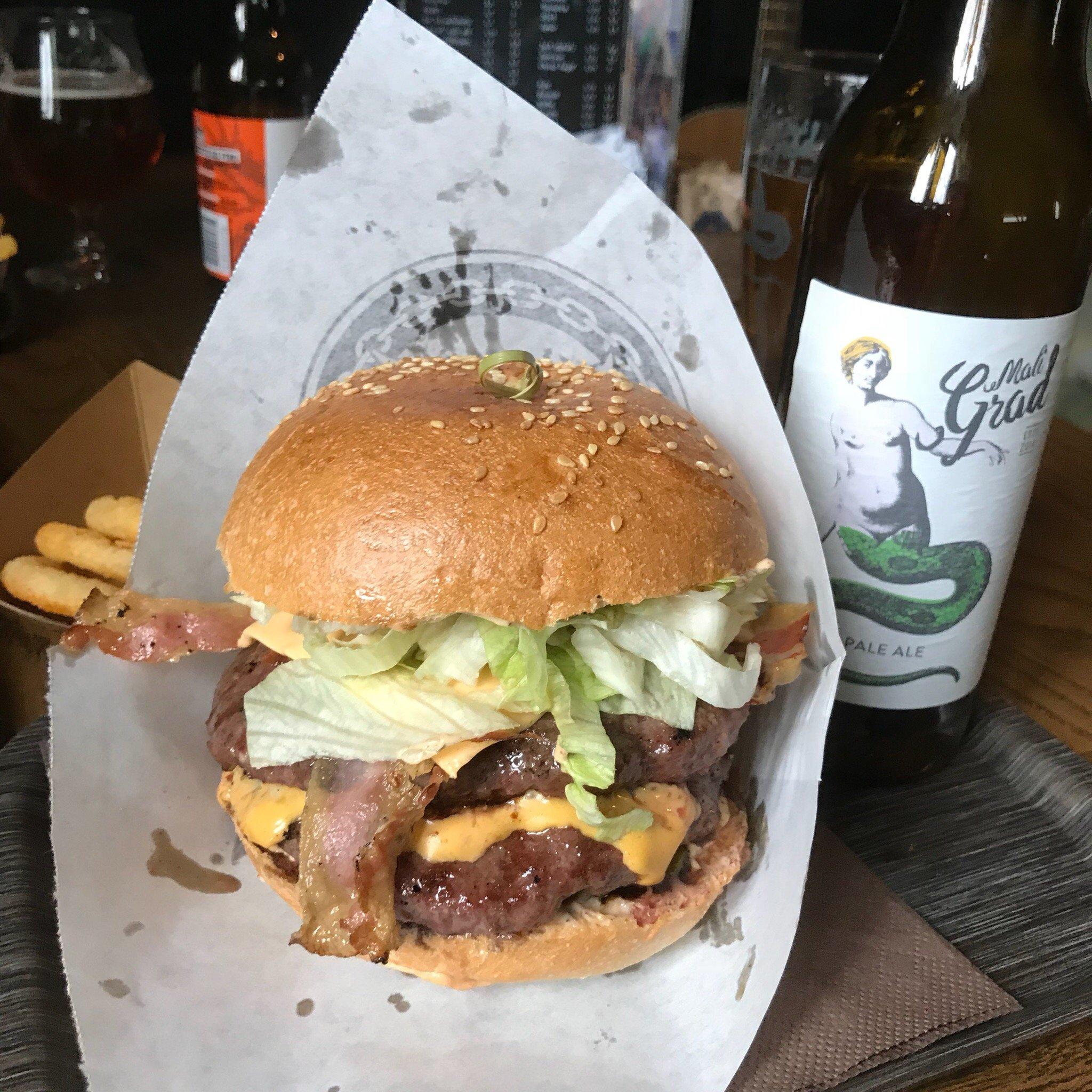 Zmajeva votlina in 7 Burger