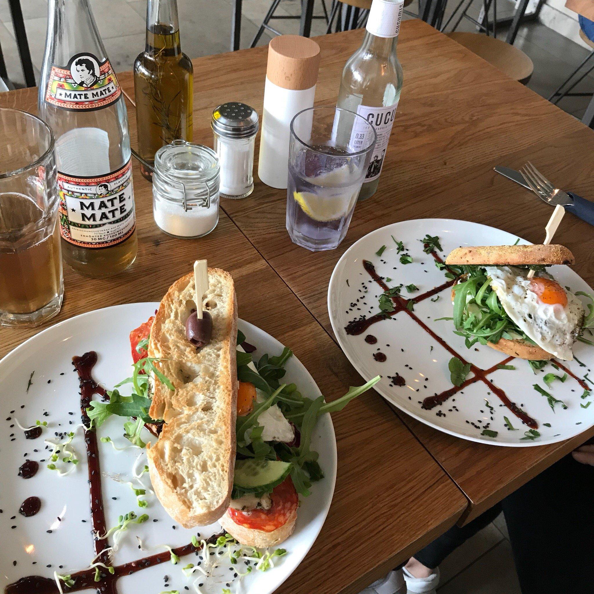 Zweiviertel Bar La Familia