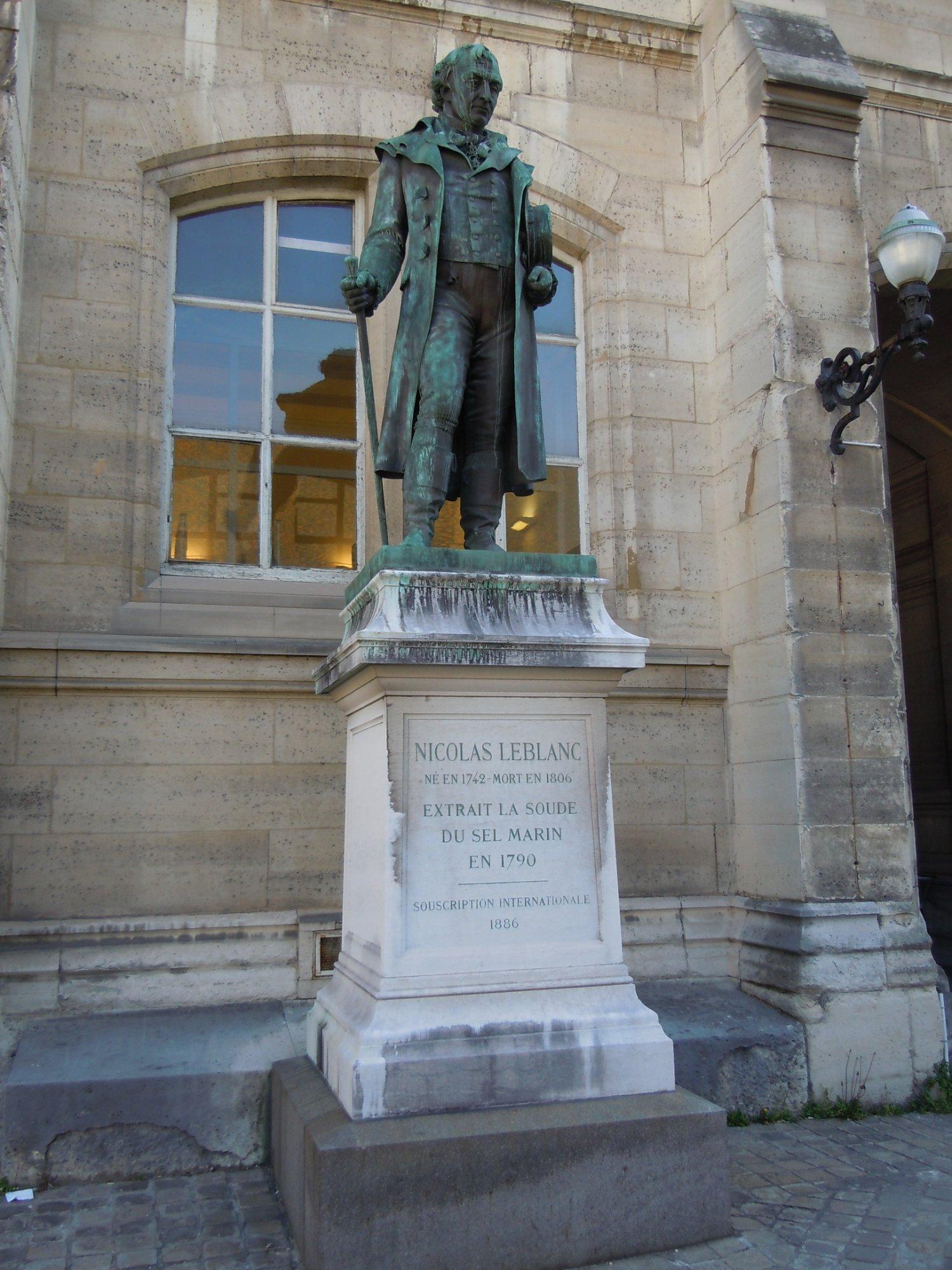 Monument a Nicolas Leblanc