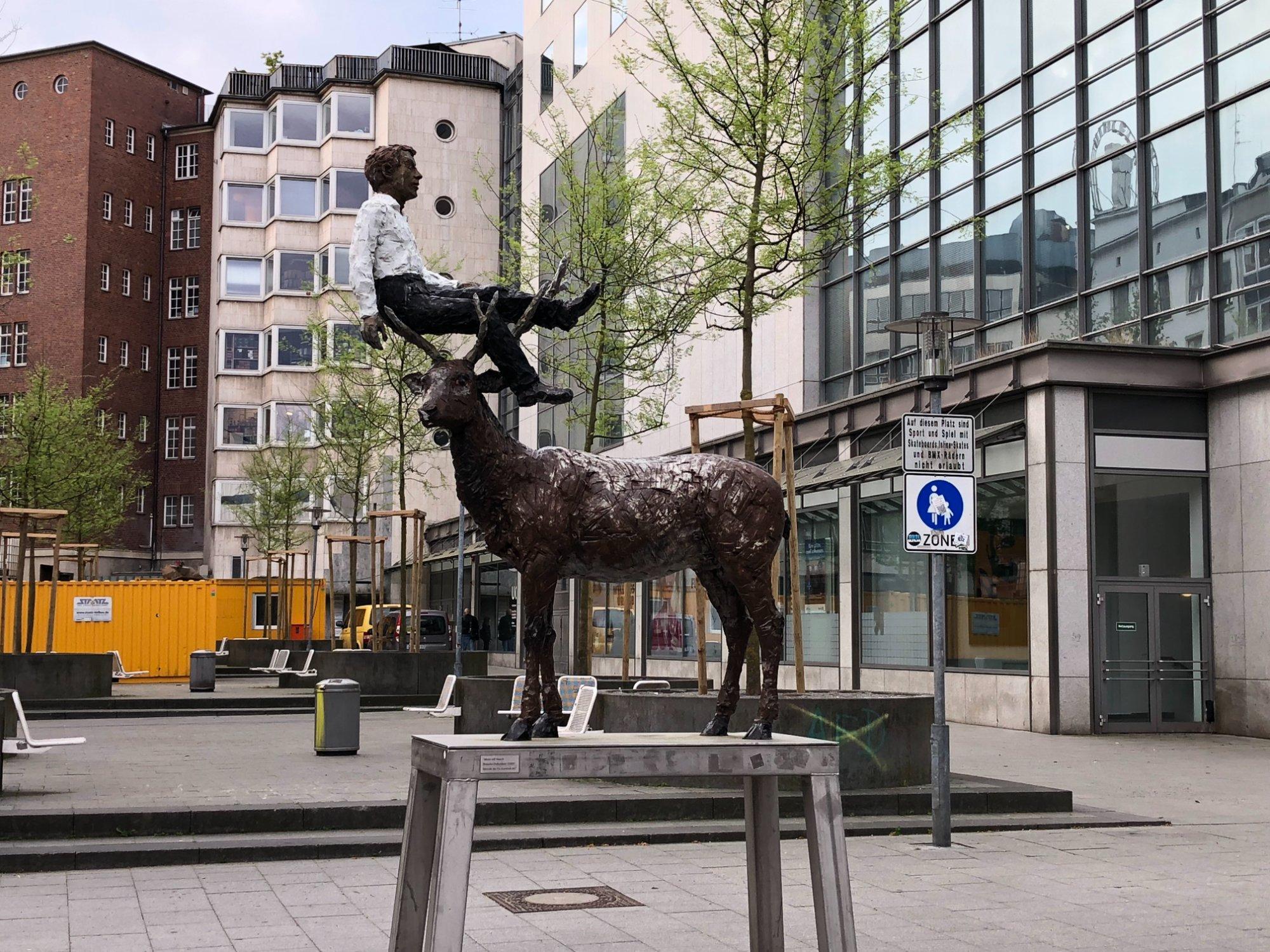 Skulptur "Mann mit Hirsch"