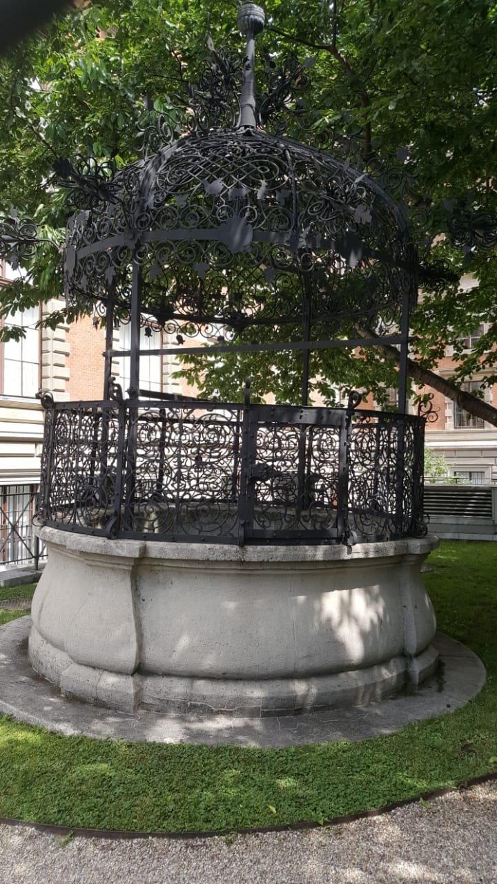 Zierbrunnen am Museum für angewandte Kunst