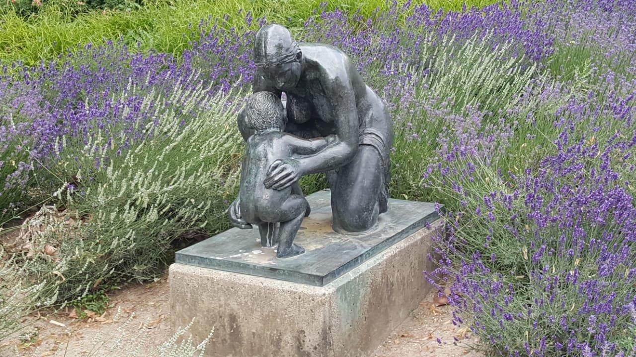 Statue "Mutter und Kind"