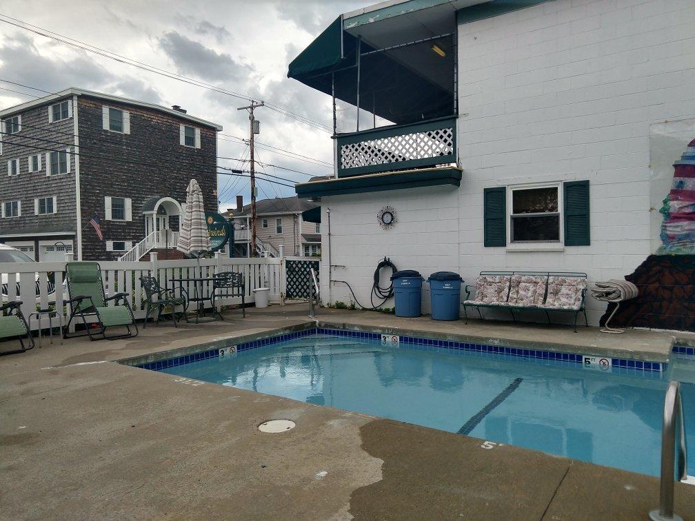 Cross Winds Cottages & Motel