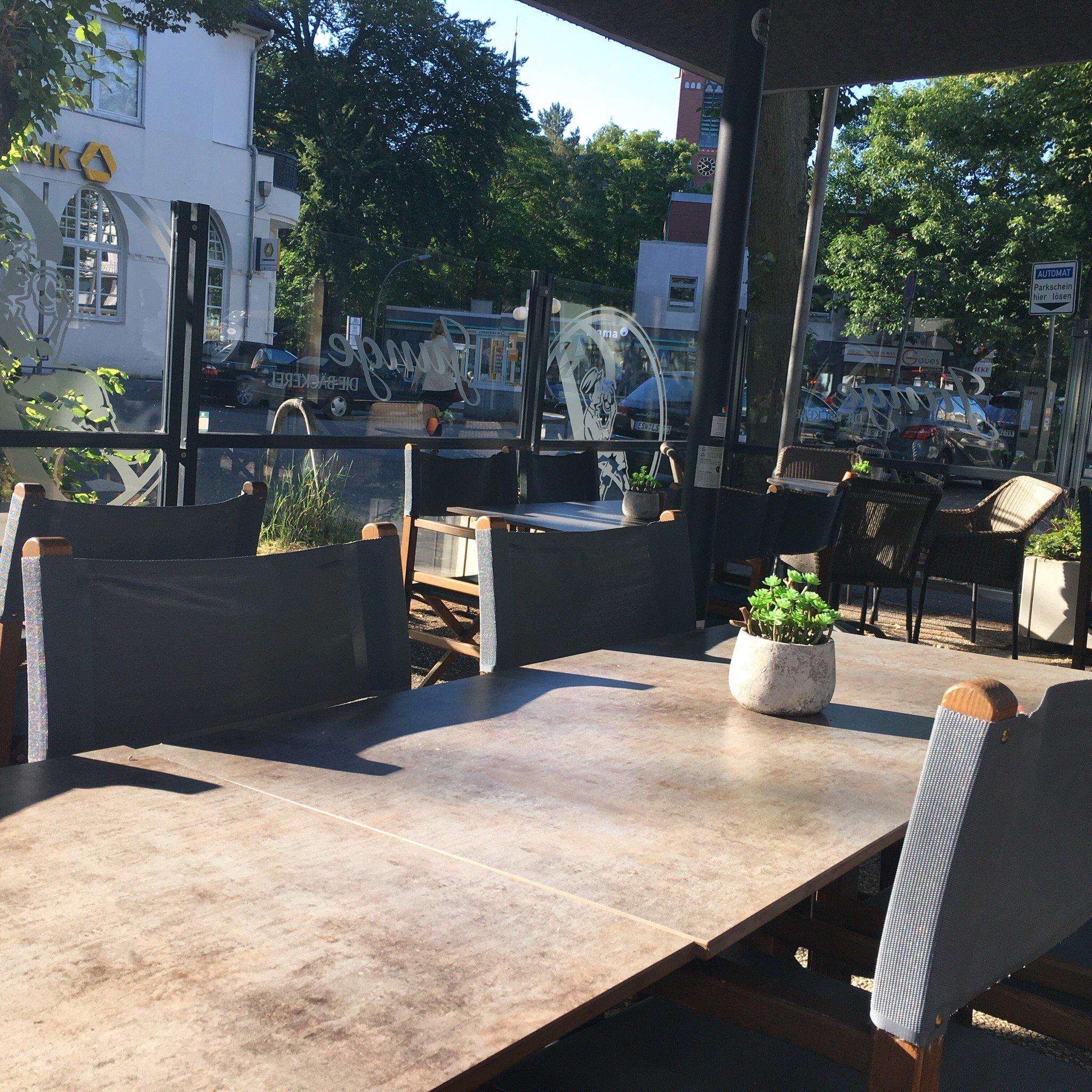 Junge Die Bäckerei. Wedel Bahnhofsstraße