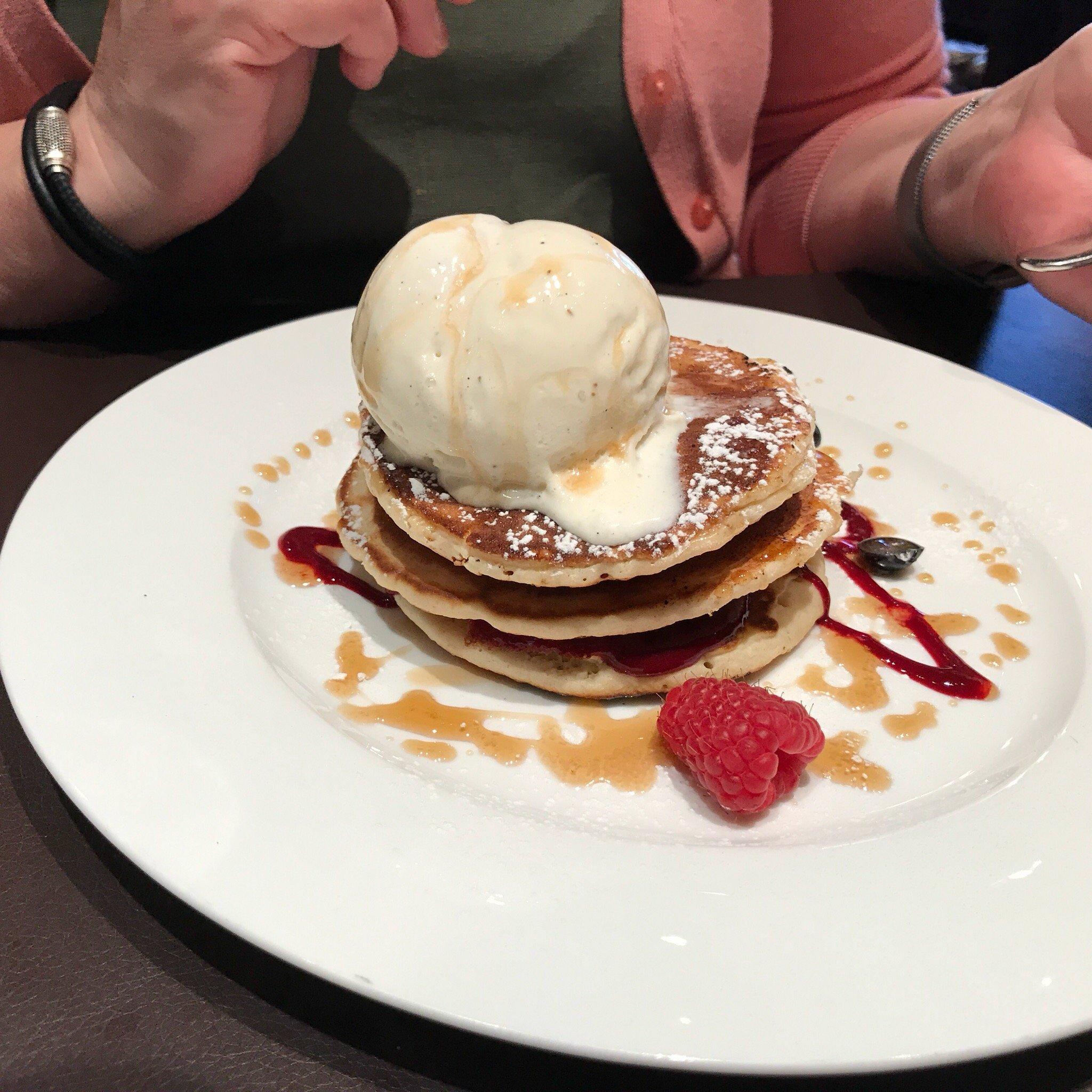 McQueen Bar & Lounge