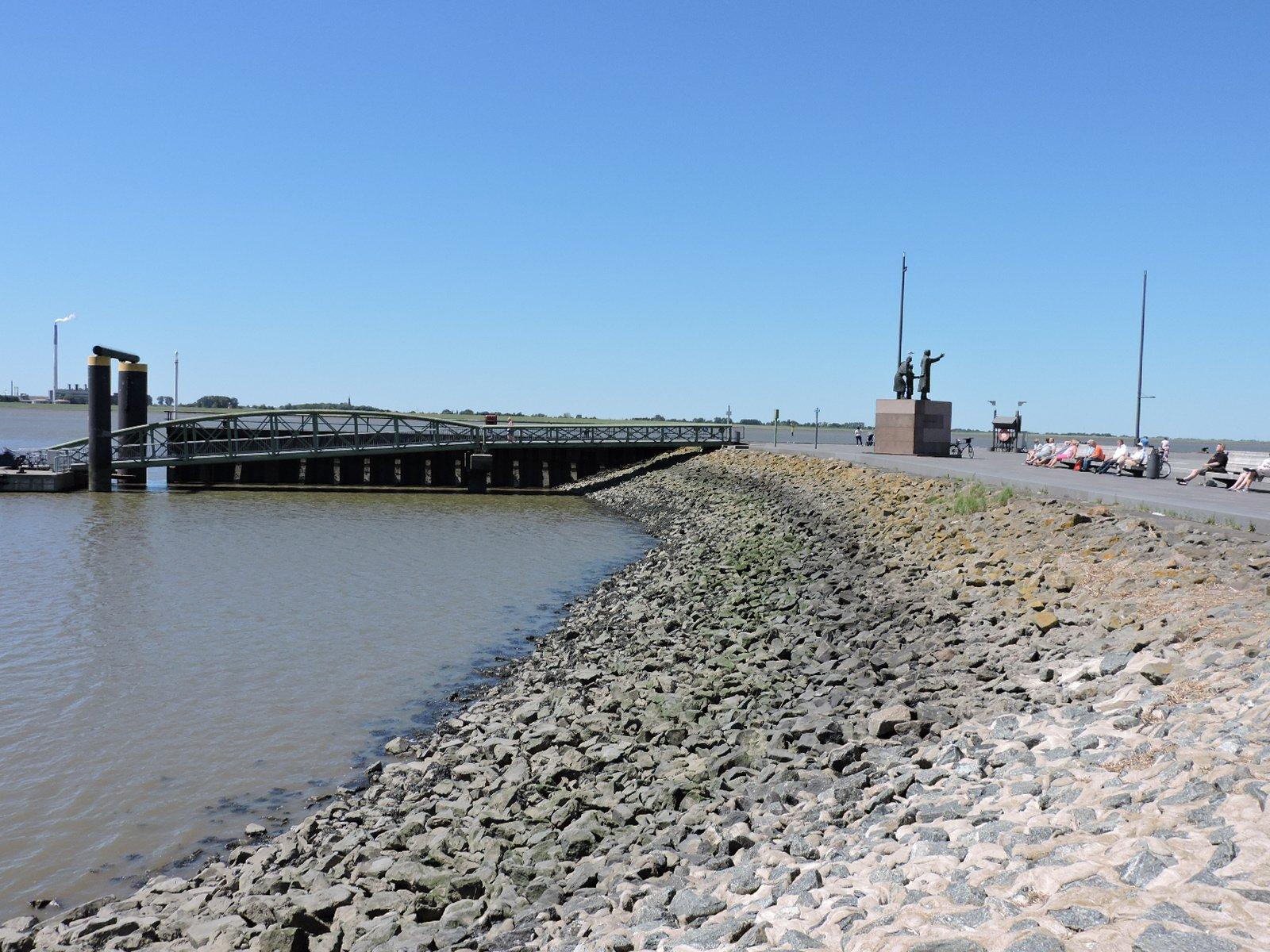 Willy Brandt Platz and Weser Dyke - Havenwelten